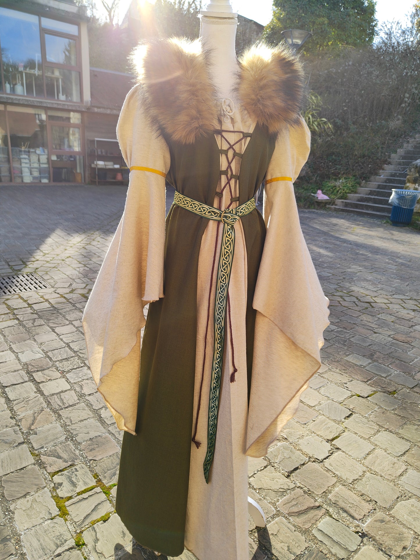 Robe médiévale vert kaki avec fausse fourrure amovible