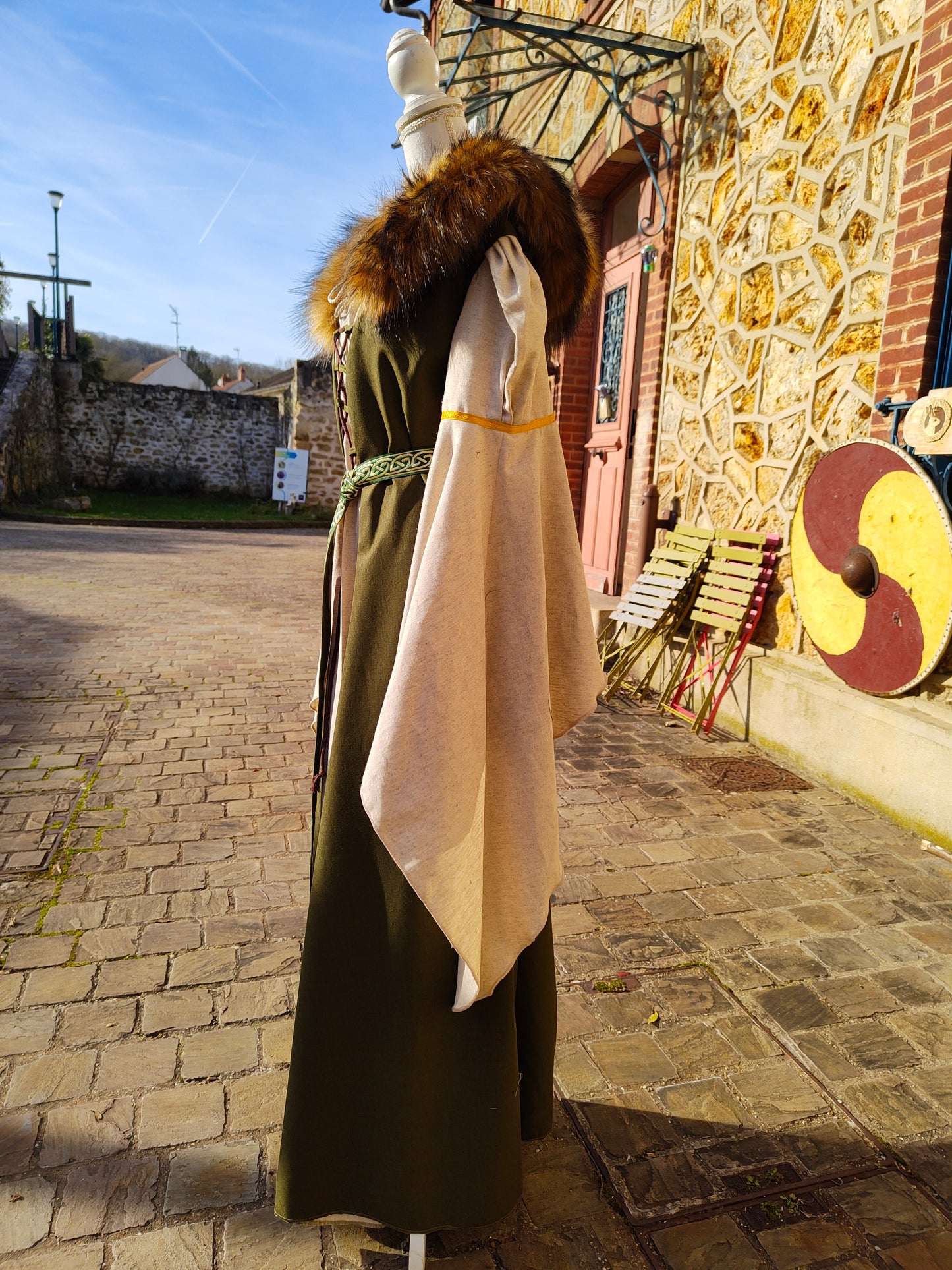 Robe médiévale vert kaki avec fausse fourrure amovible