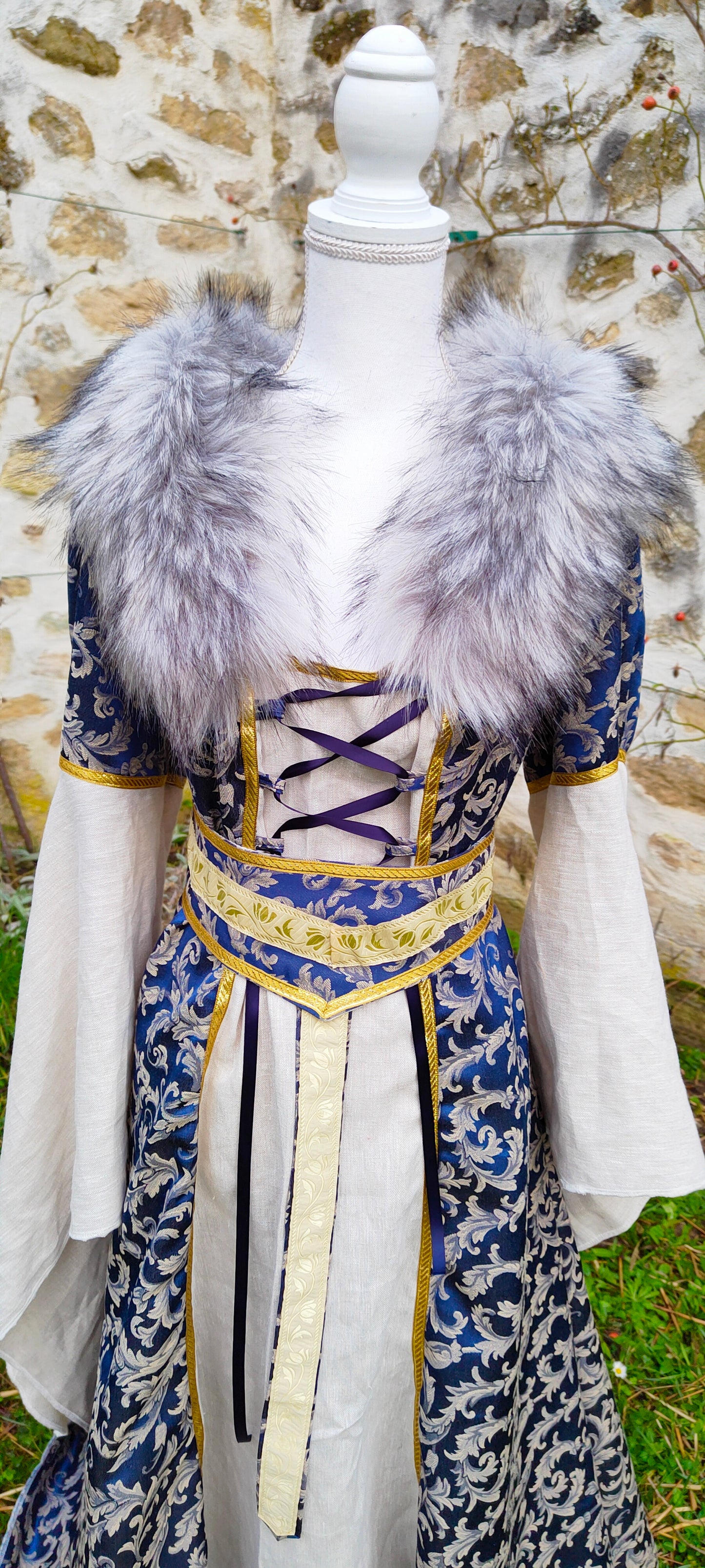 Robe médiévale ou Renaissance en jacquard bleu et lin écru avec fausse-fourrure amovible