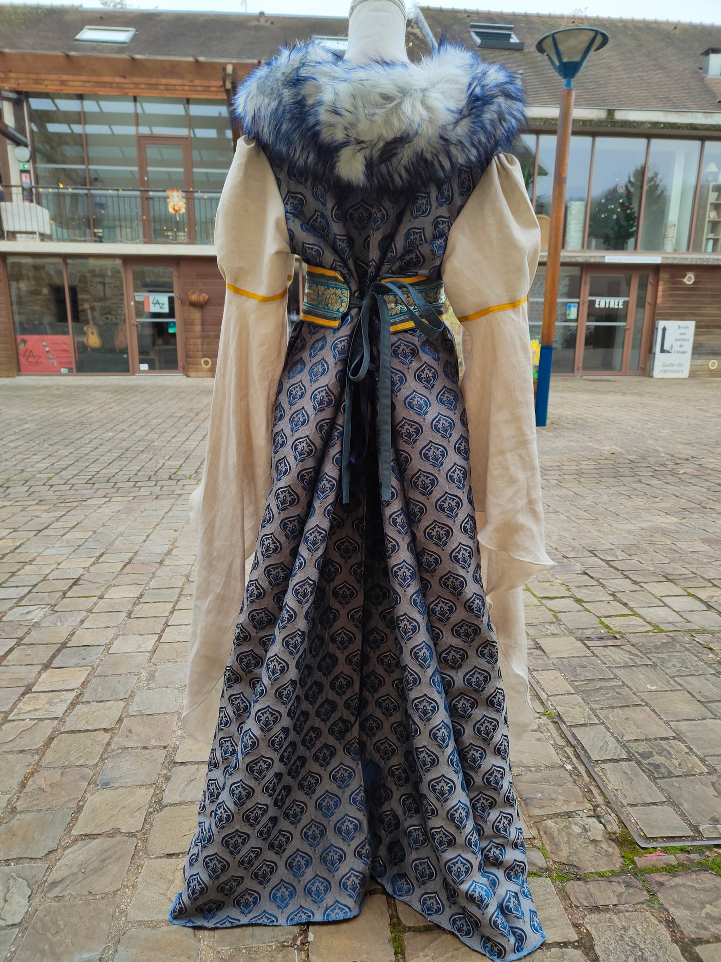 Robe Renaissance ou médiévale en lin et Jacquard, bleu et doré avec fausse-fourrure amovible et grandes manches, jolie ceinture fournie.