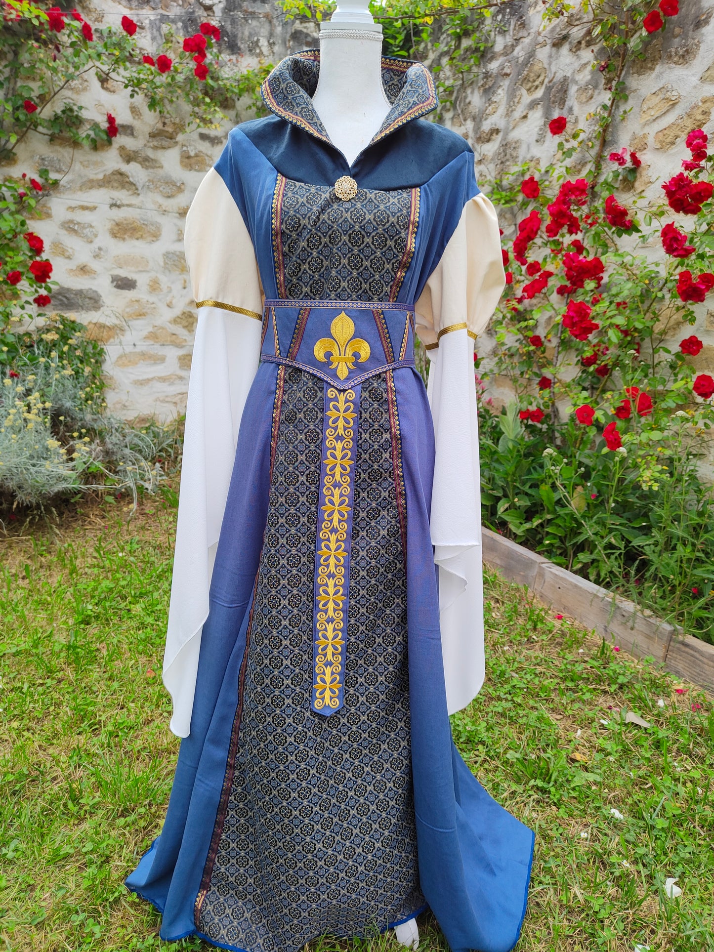 Robe médiévale ou Renaissance pour femme avec manches très longues et col tuyauté, en lin et jacquard bleu à médaillons