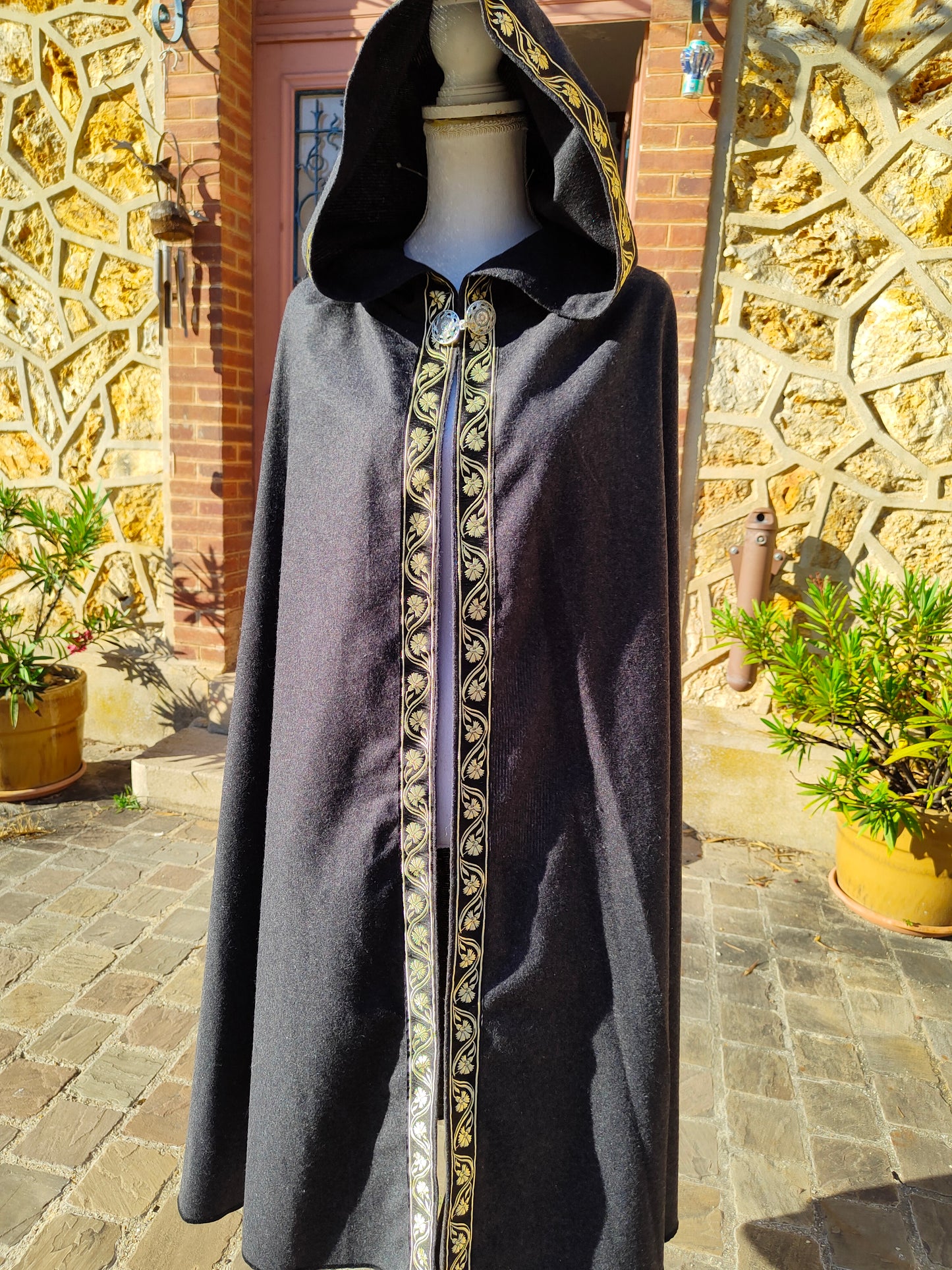 Cape médiévale ou Renaissance gris anthracite en lainage cachemire fin avec galon doré pour homme ou femme
