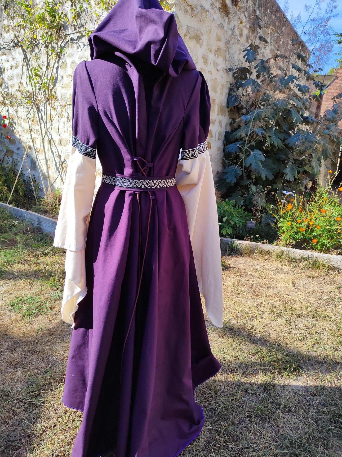 Robe médiévale ou elfique en lin violet à grande capuche et manches très longues, taille unique pour femme