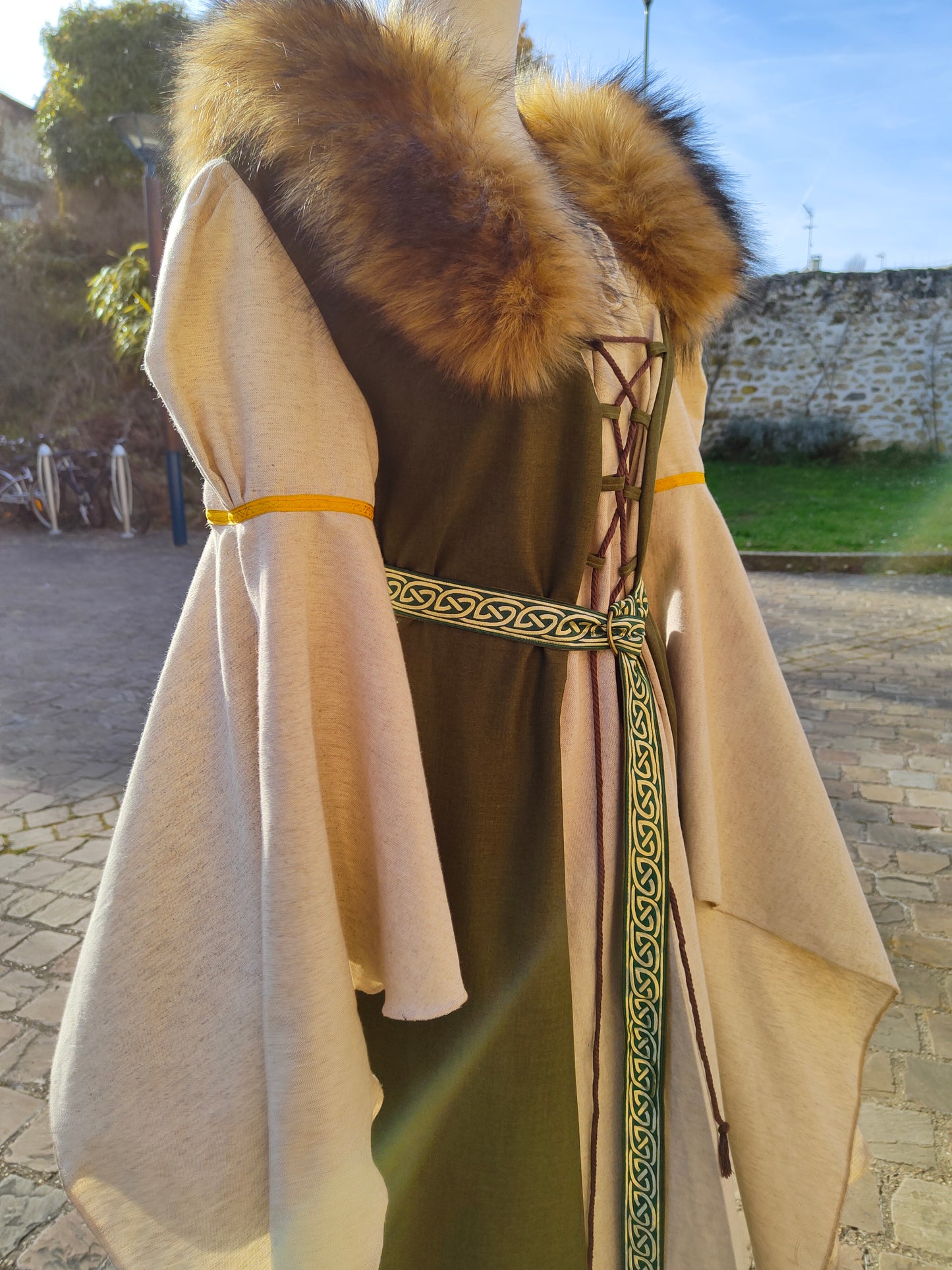Robe médiévale vert kaki avec fausse fourrure amovible