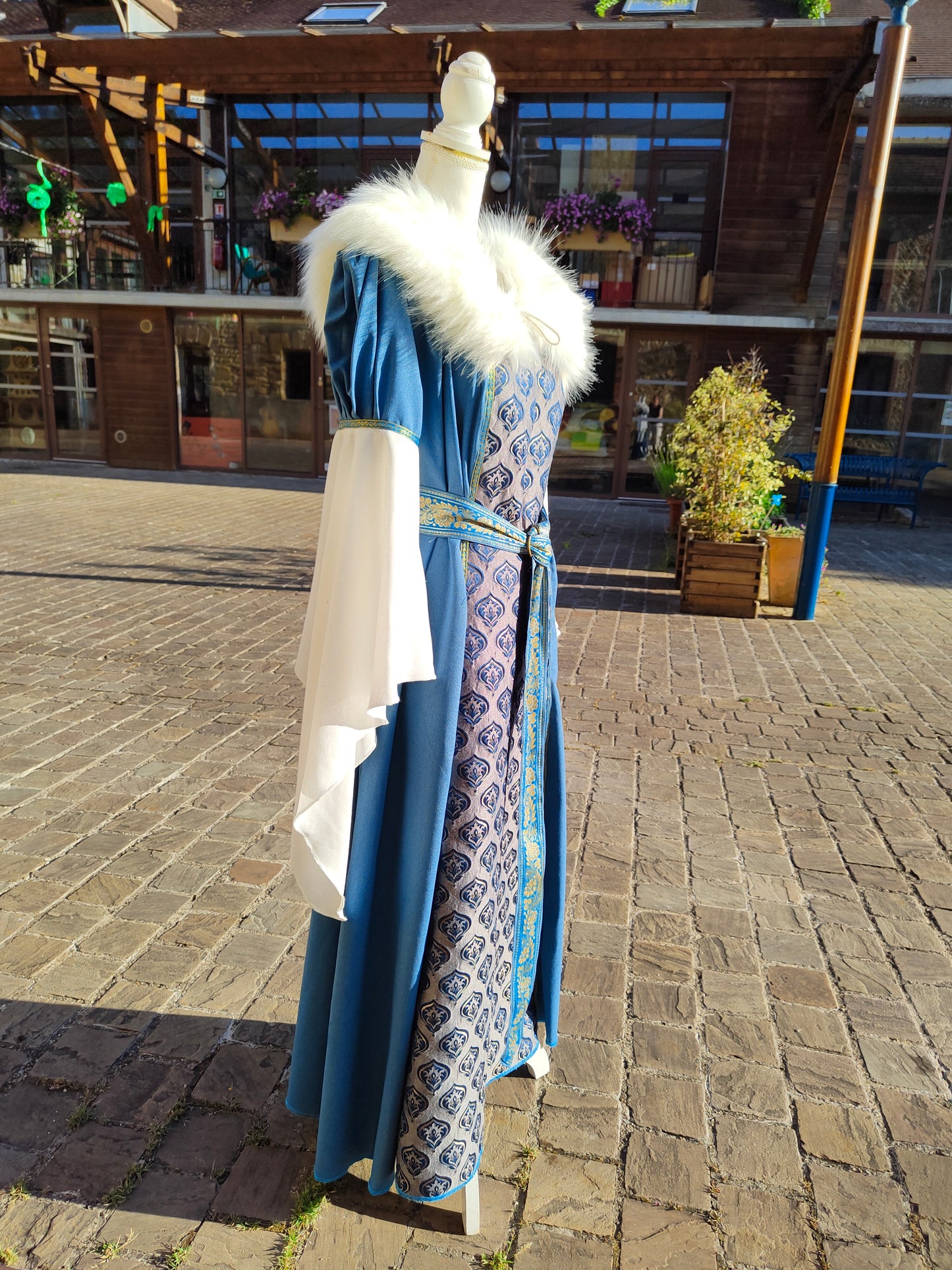 Robe Renaissance ou médiévale pour femme avec fausse fourrure amovible, jacquard à motifs bleus.