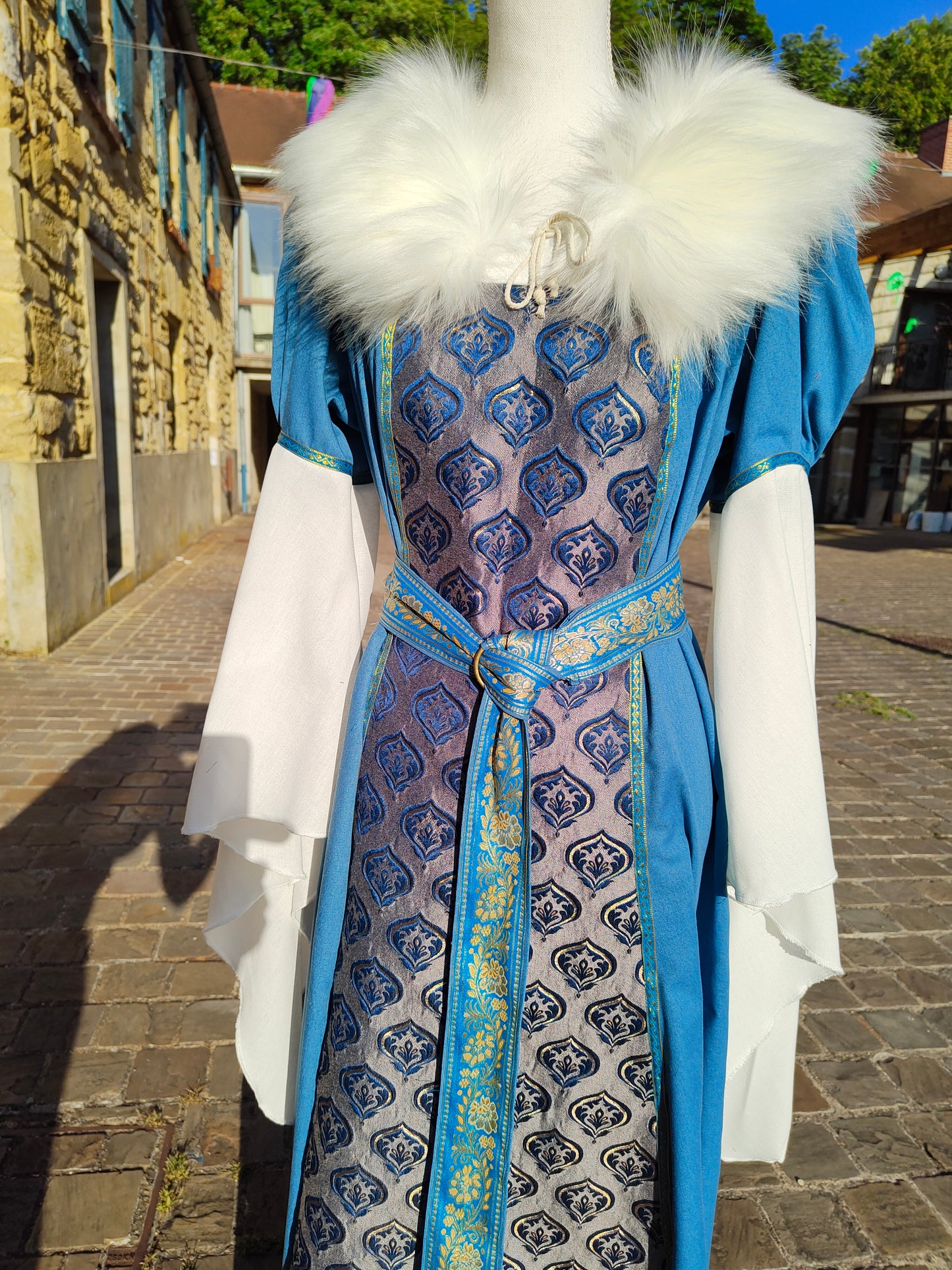 Robe Renaissance ou médiévale pour femme avec fausse fourrure amovible, jacquard à motifs bleus.