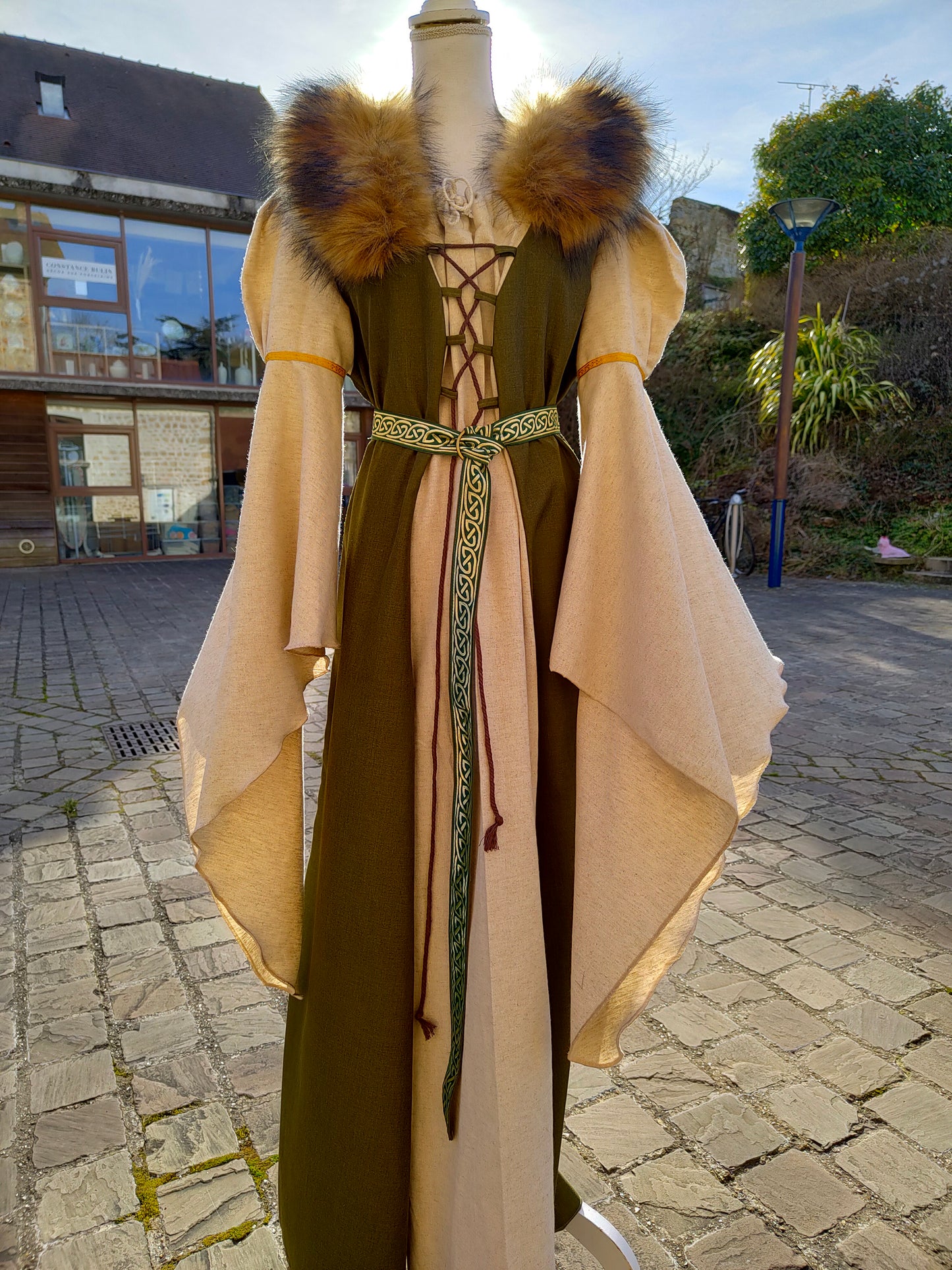 Robe médiévale vert kaki avec fausse fourrure amovible