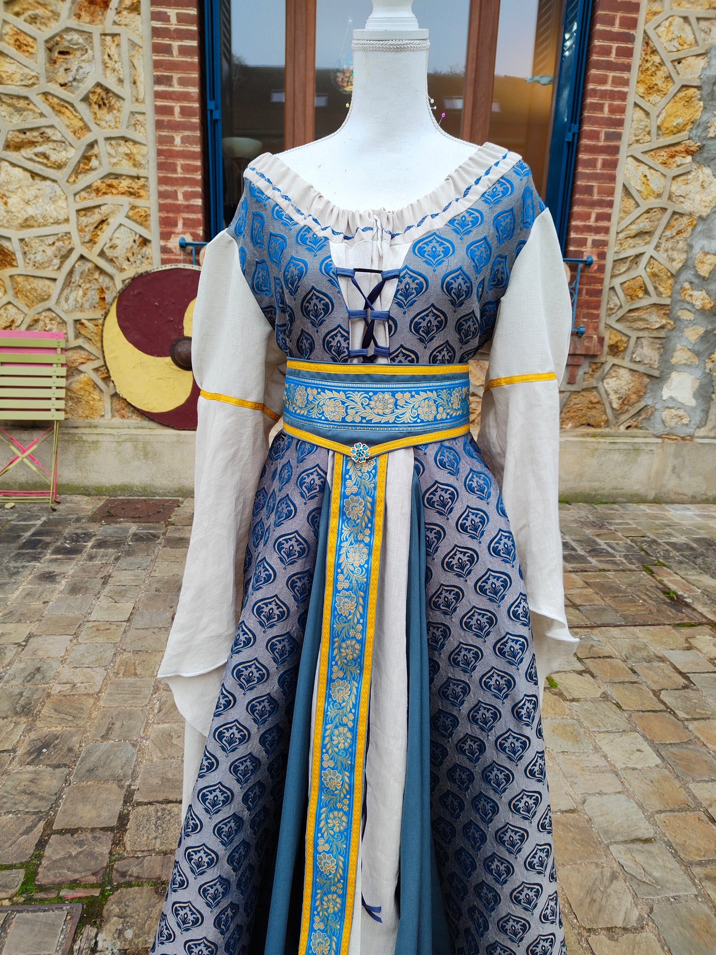 Robe Renaissance ou médiévale en lin et Jacquard, bleu et doré avec fausse-fourrure amovible et grandes manches, jolie ceinture fournie.