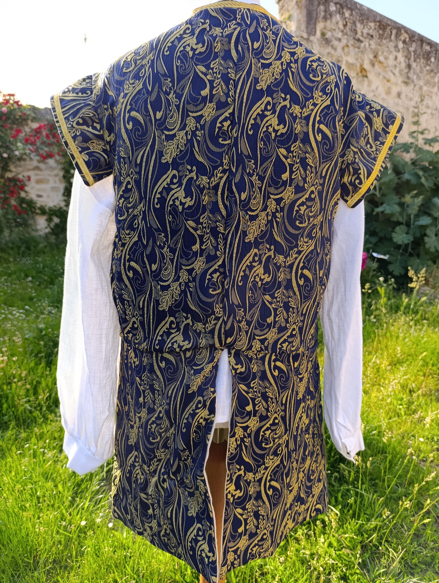 Veste XV ème,XVI ème siècle en jacquard bleu et jaune doré à arabesques