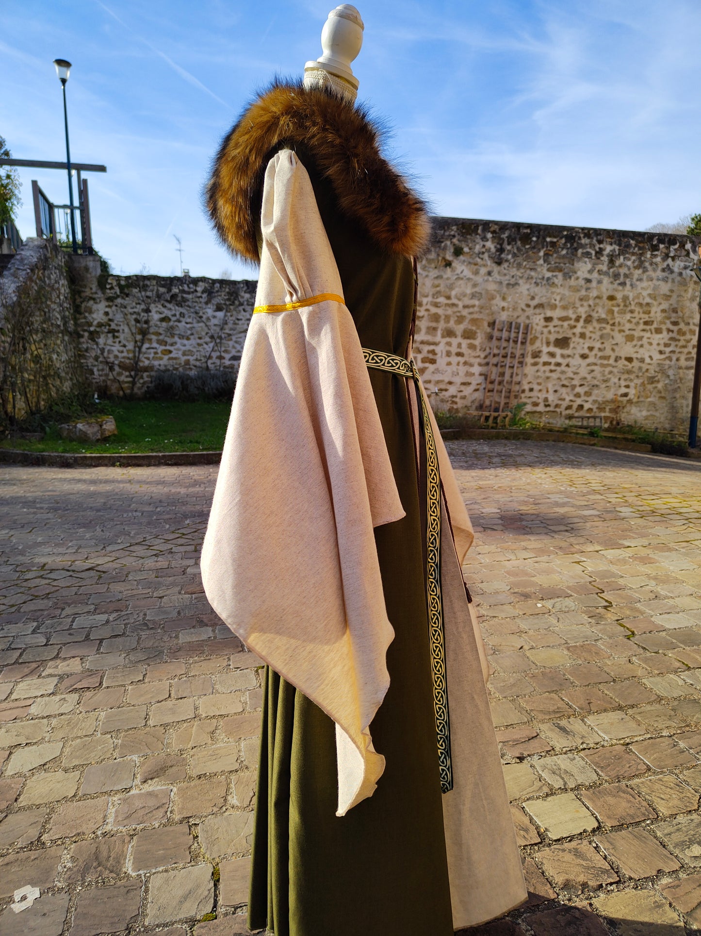 Robe médiévale vert kaki avec fausse fourrure amovible