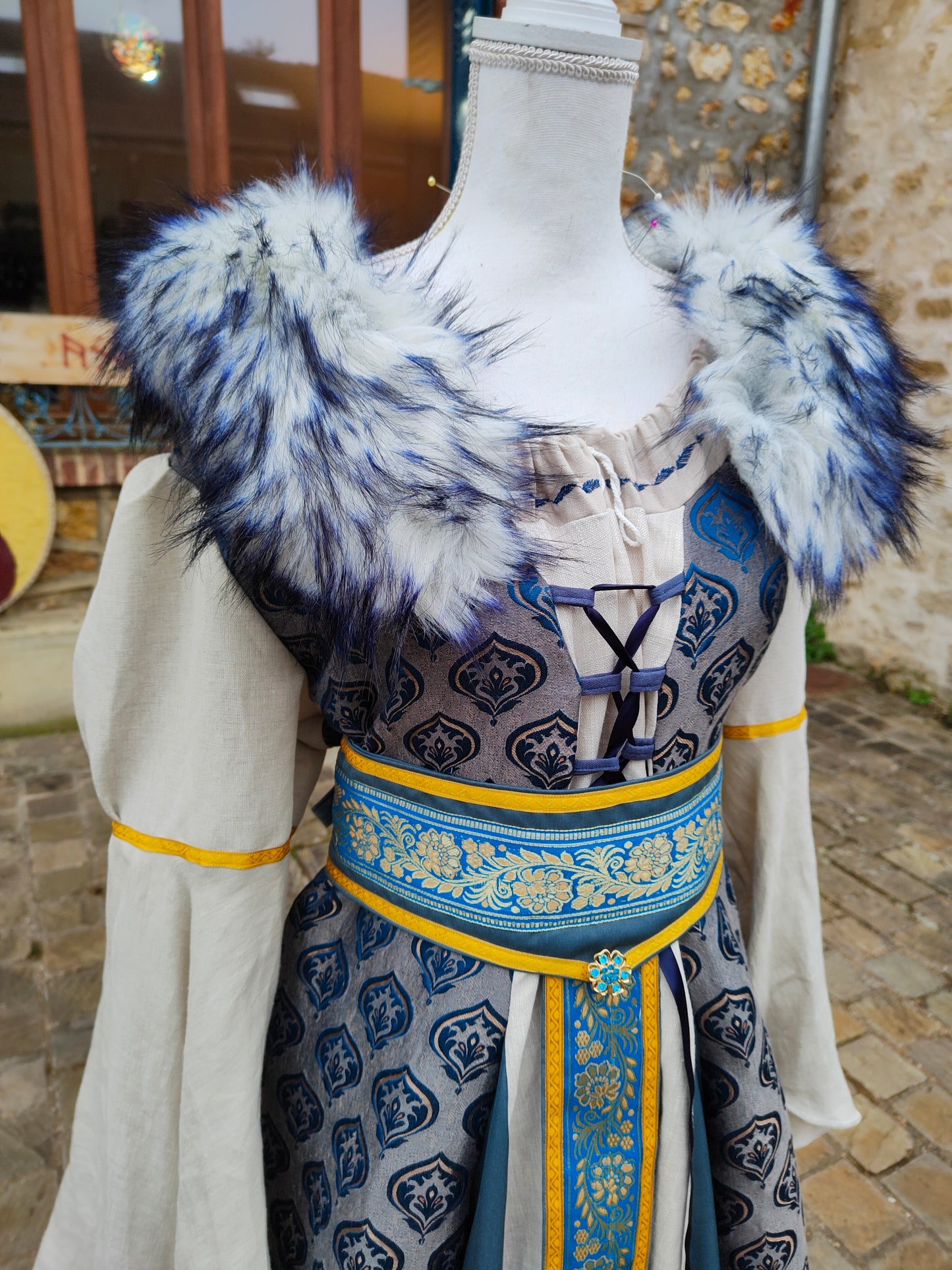 Robe Renaissance ou médiévale en lin et Jacquard, bleu et doré avec fausse-fourrure amovible et grandes manches, jolie ceinture fournie.