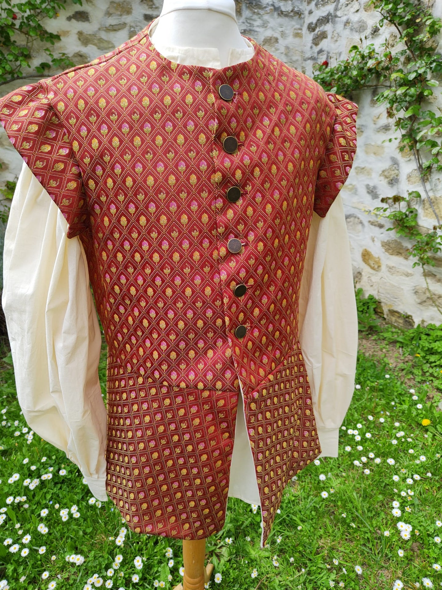 Veste médiévale ou Renaissance en jacquard rouge à basques
