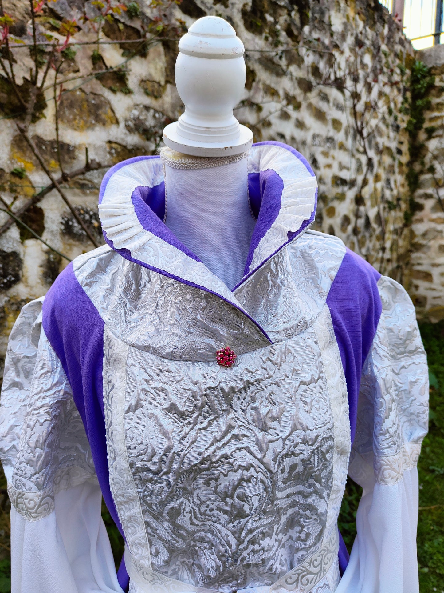 Robe médiévale ou Renaissance en lin mauve / parme et écru avec col tuyauté et laçages au dos, ceinture offerte