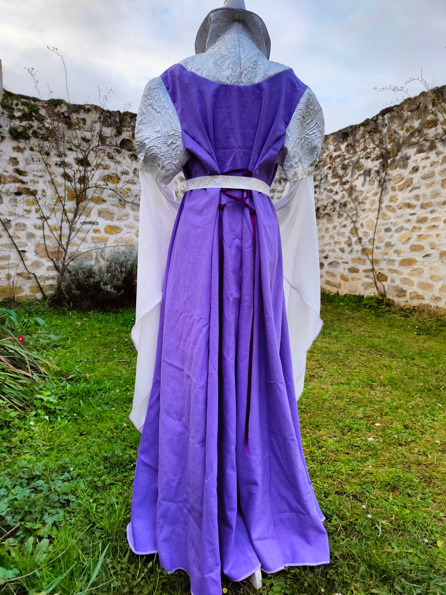 Robe médiévale ou Renaissance en lin mauve / parme et écru avec col tuyauté et laçages au dos, ceinture offerte