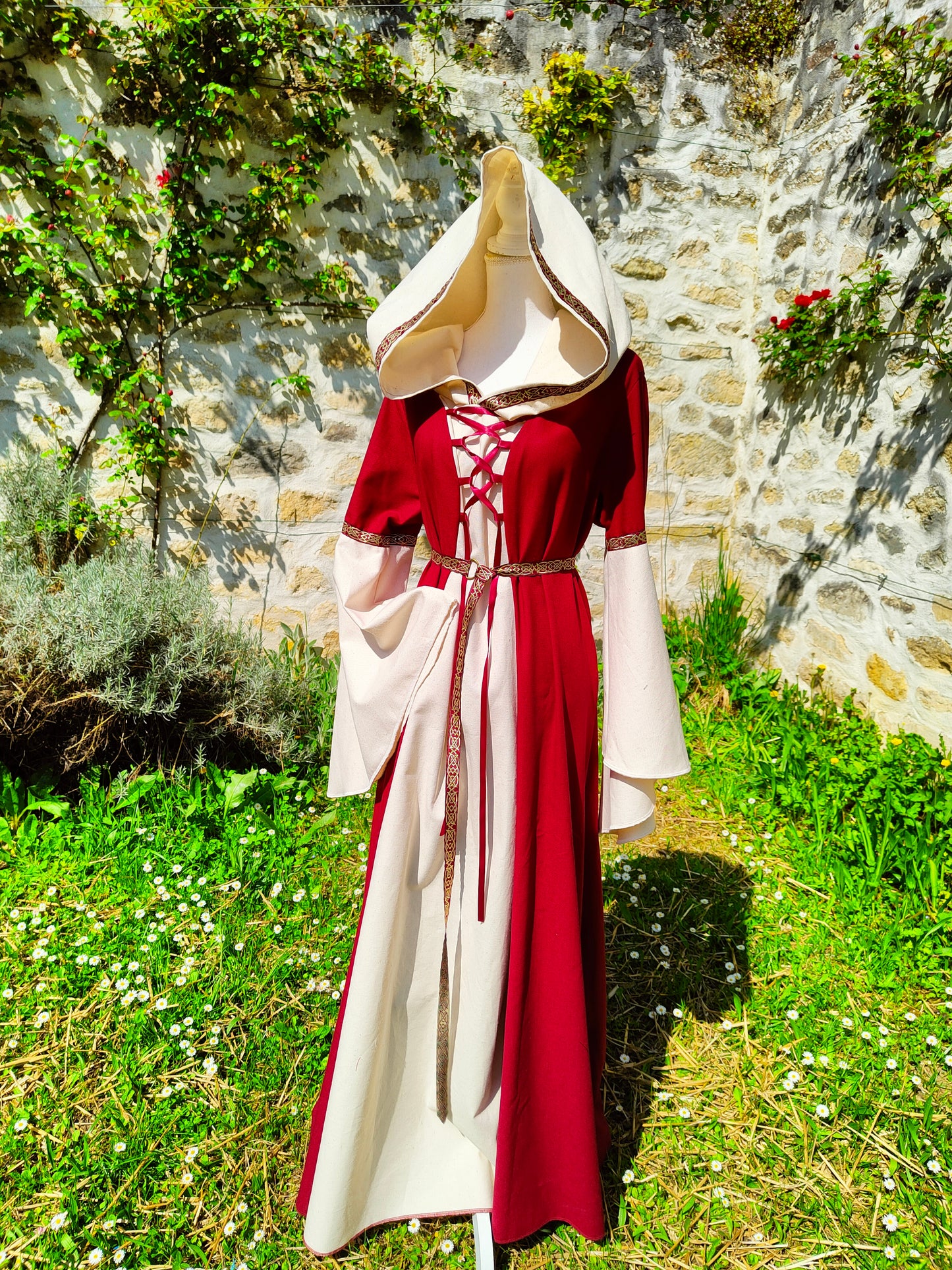 Robe médiévale bordeaux et écrue pour femme avec capuche et manches amples, robe elfique laçages devant et dos, taille unique