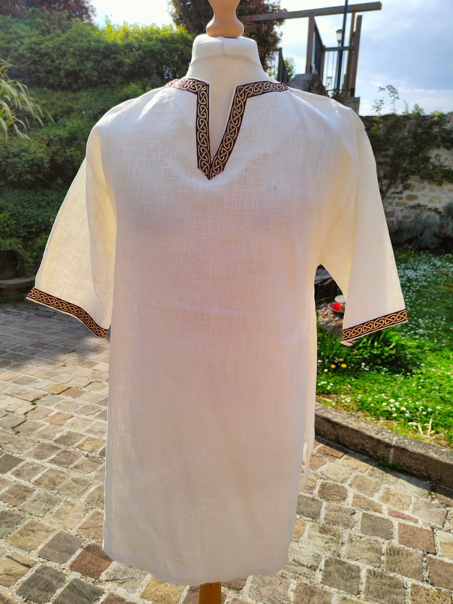 Tunique homme en lin blanc avec galon bordeaux style celtique ou nordique / viking avec manches courtes