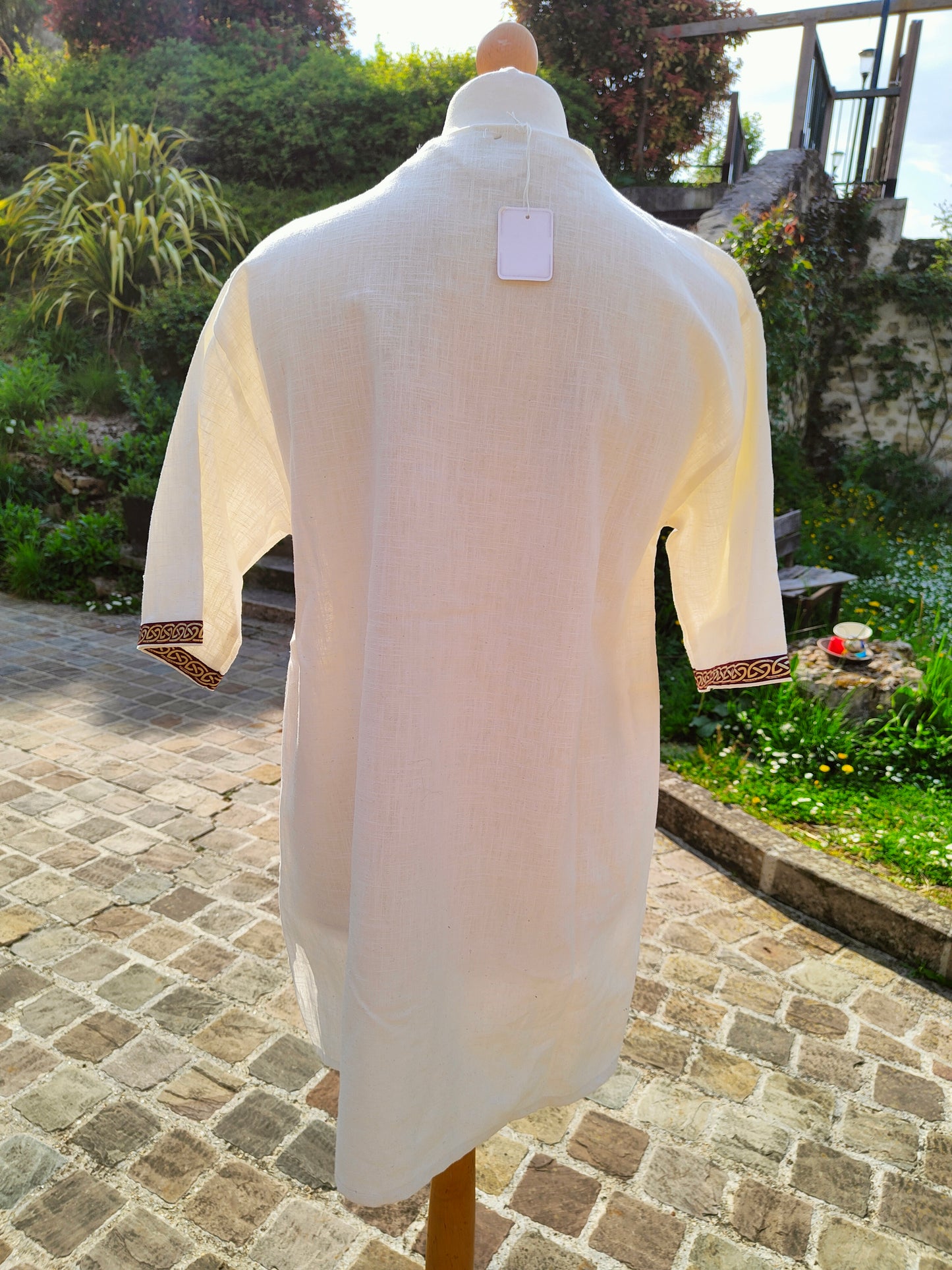 Tunique homme en lin blanc avec galon bordeaux style celtique ou nordique / viking avec manches courtes