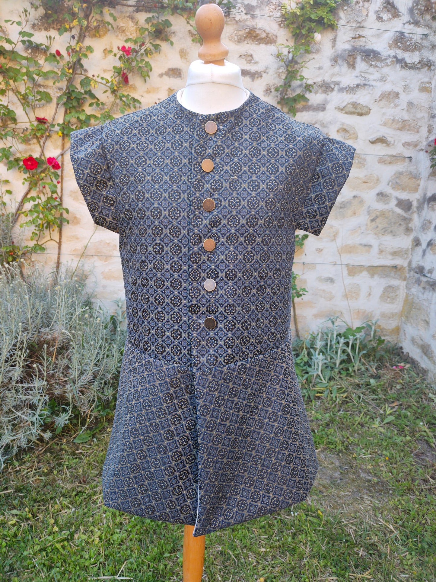 Veste historique XV ème siècle ou Renaissance avec basques en jacquard bleu et jaune doré.