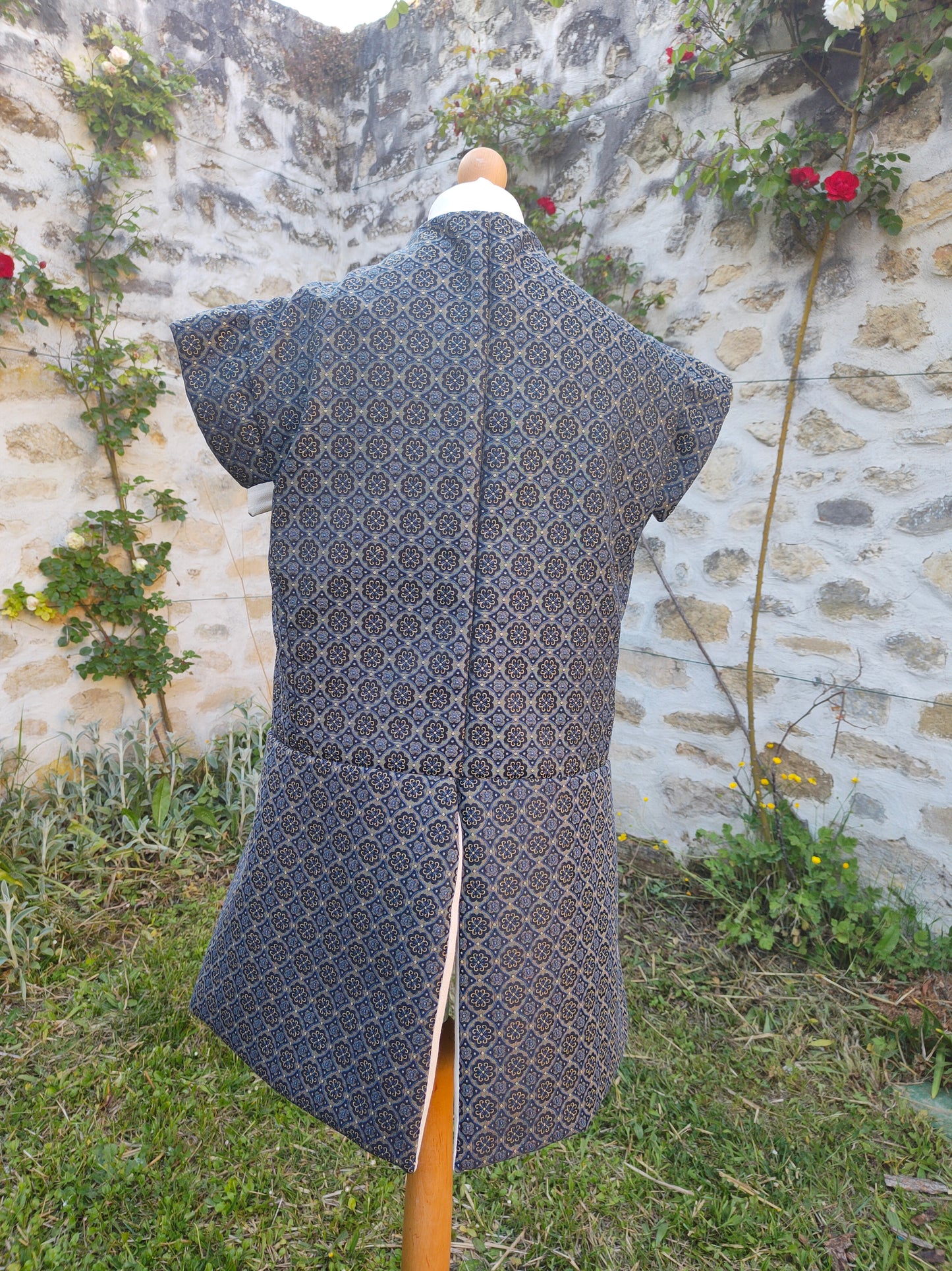 Veste historique XV ème siècle ou Renaissance avec basques en jacquard bleu et jaune doré.