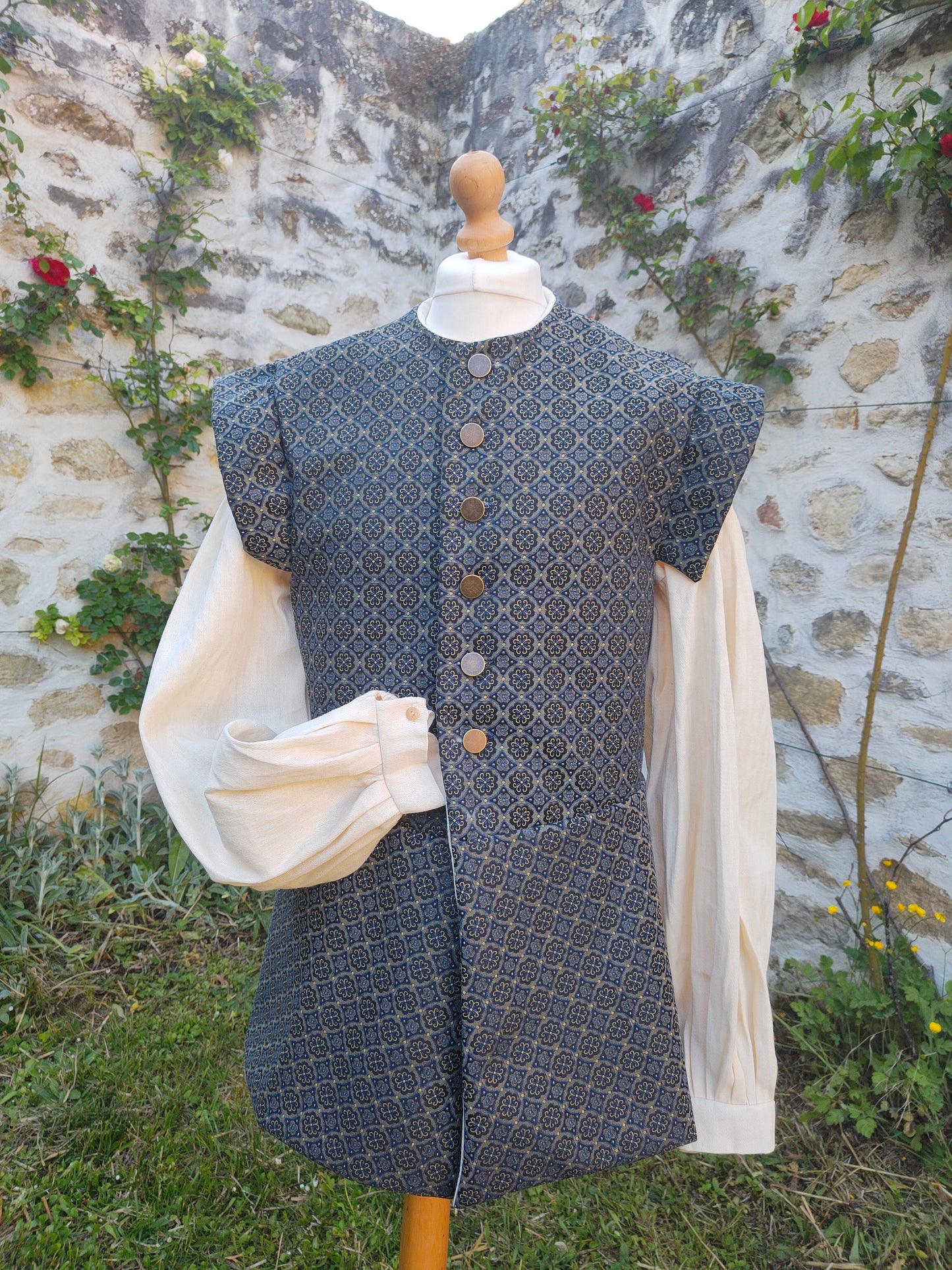 Veste historique XV ème siècle ou Renaissance avec basques en jacquard bleu et jaune doré.