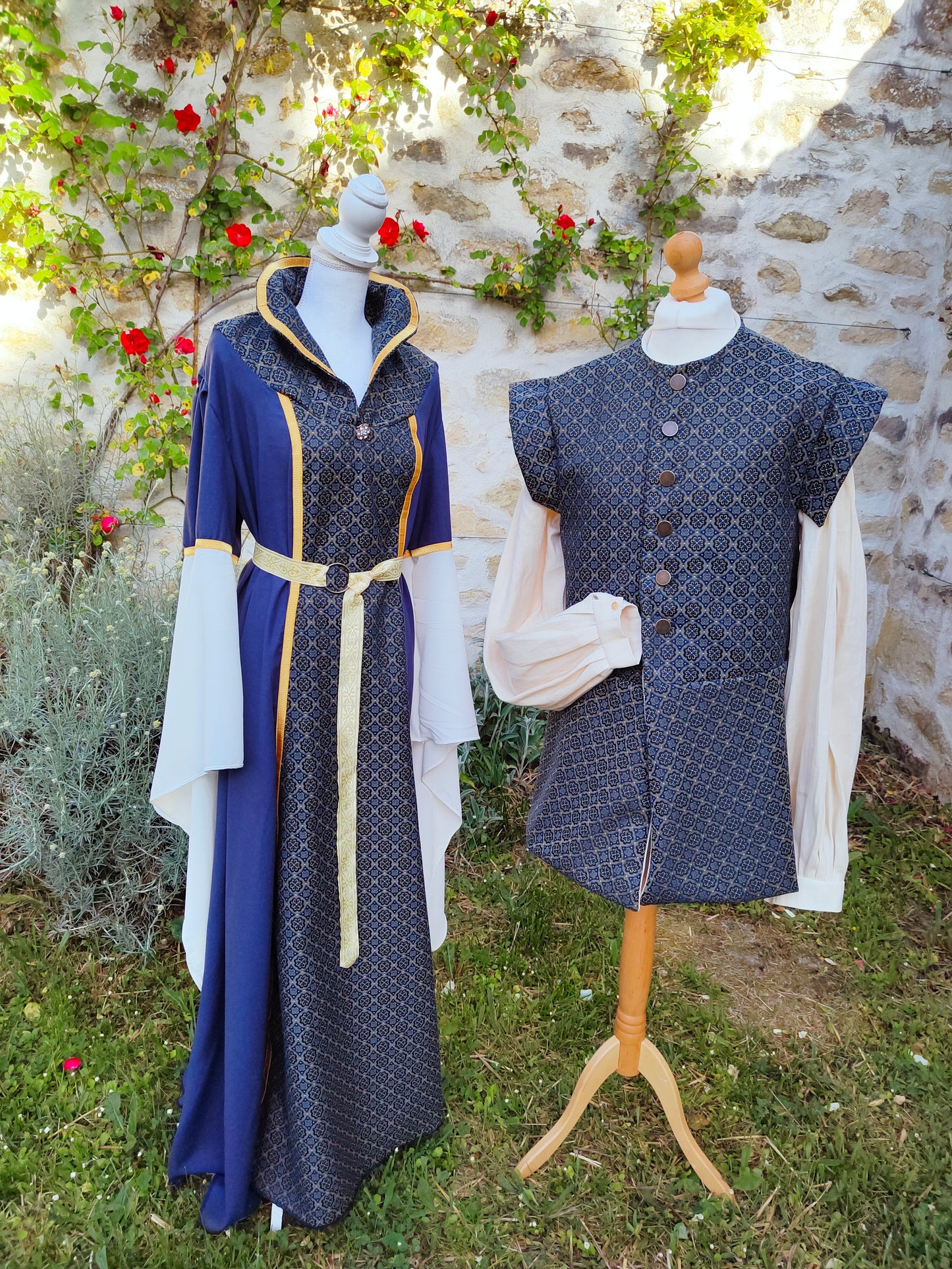 Veste historique XV ème siècle ou Renaissance avec basques en jacquard bleu et jaune doré.
