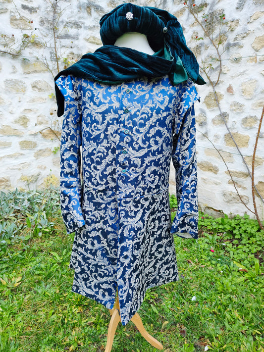 Veste Renaissance et jusqu'au XVIII ème siècle, à longues basques en jacquard bleu à motifs