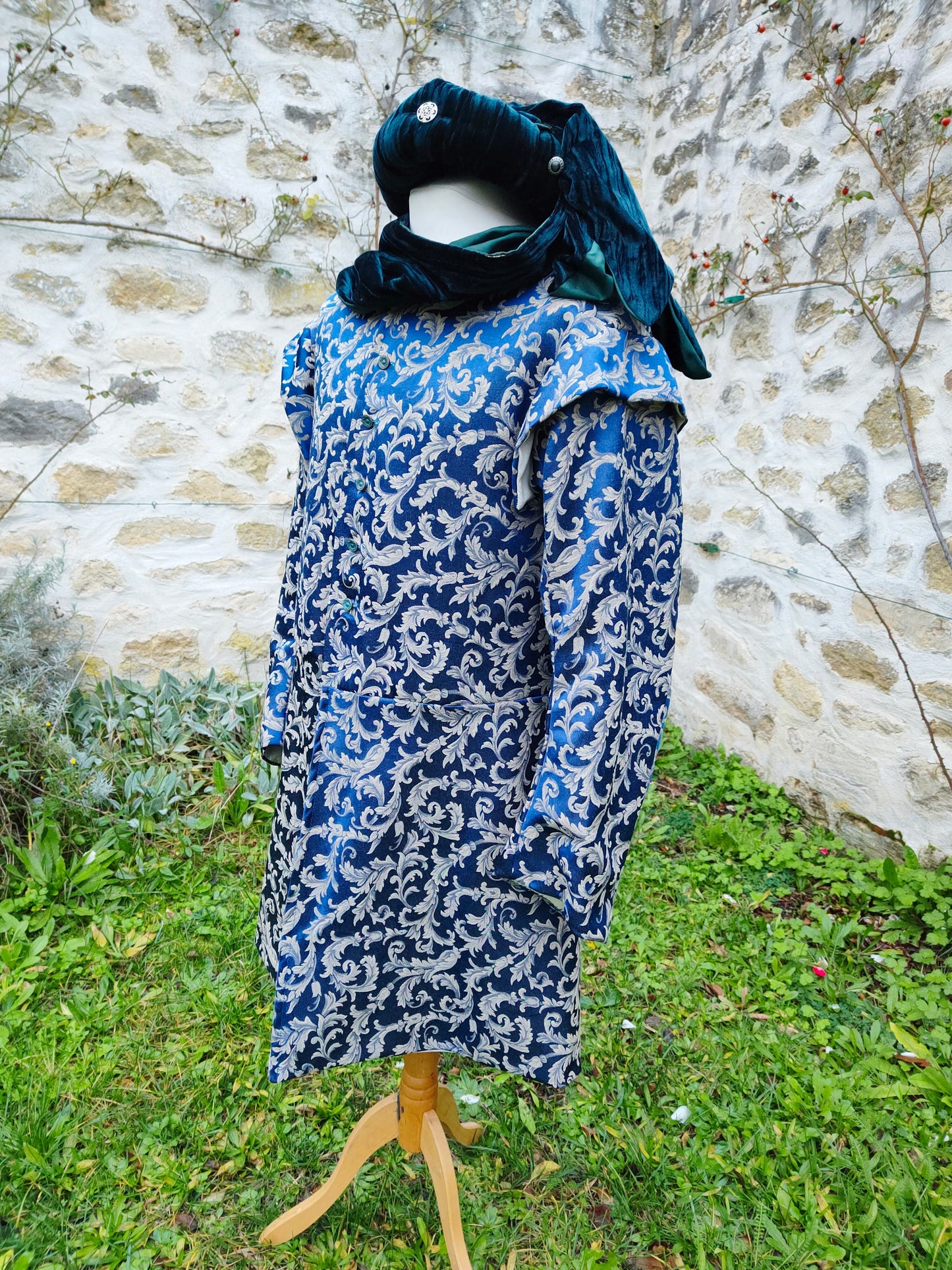 Veste Renaissance et jusqu'au XVIII ème siècle, à longues basques en jacquard bleu à motifs