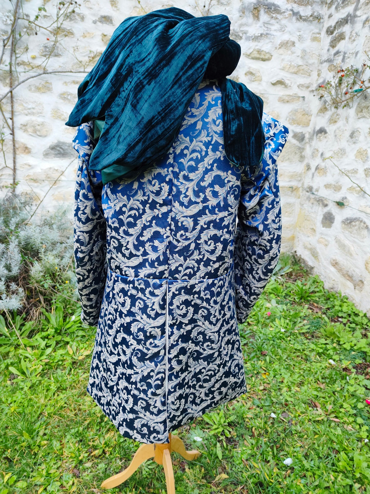 Veste Renaissance et jusqu'au XVIII ème siècle, à longues basques en jacquard bleu à motifs