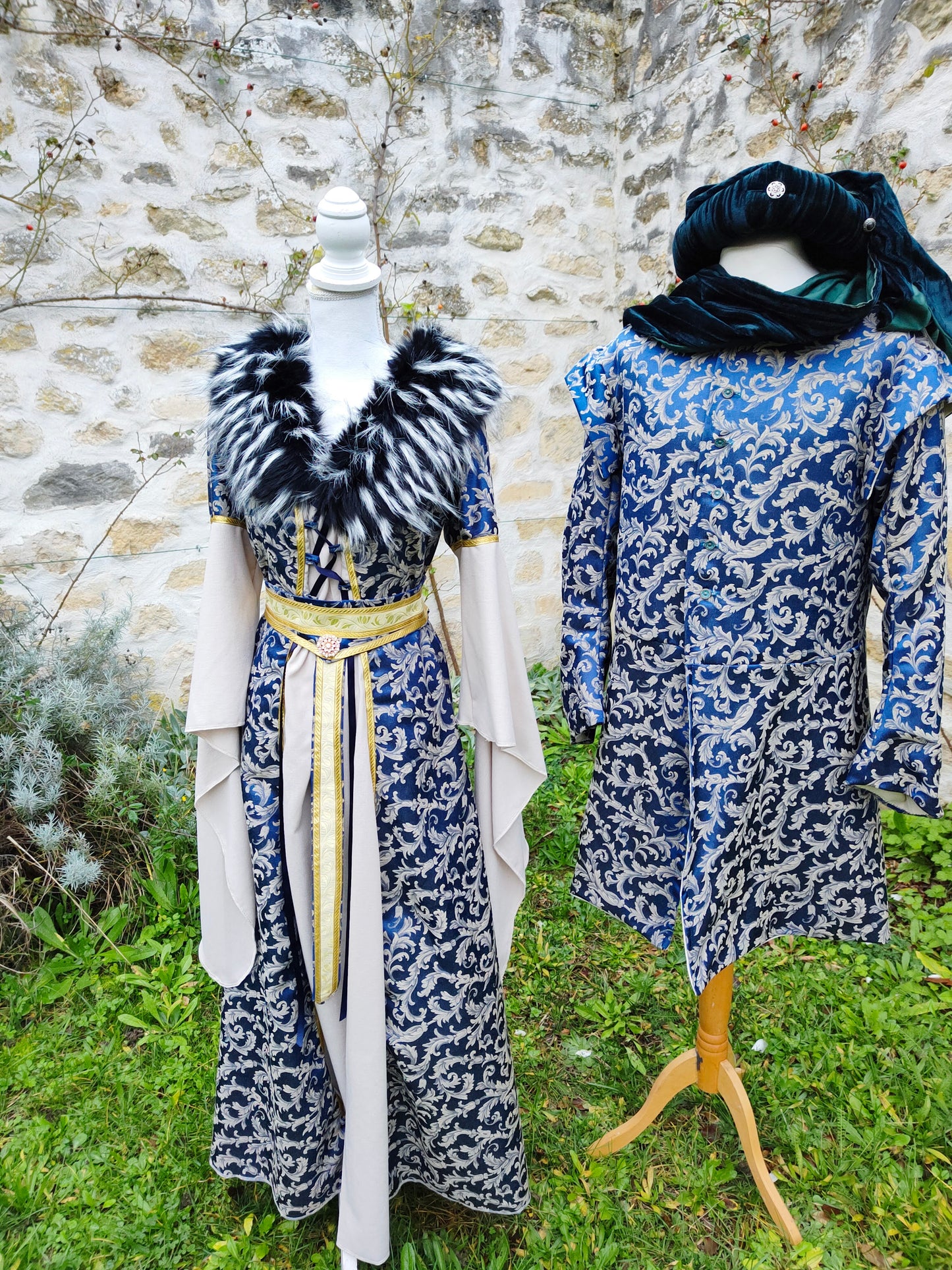 Veste Renaissance et jusqu'au XVIII ème siècle, à longues basques en jacquard bleu à motifs