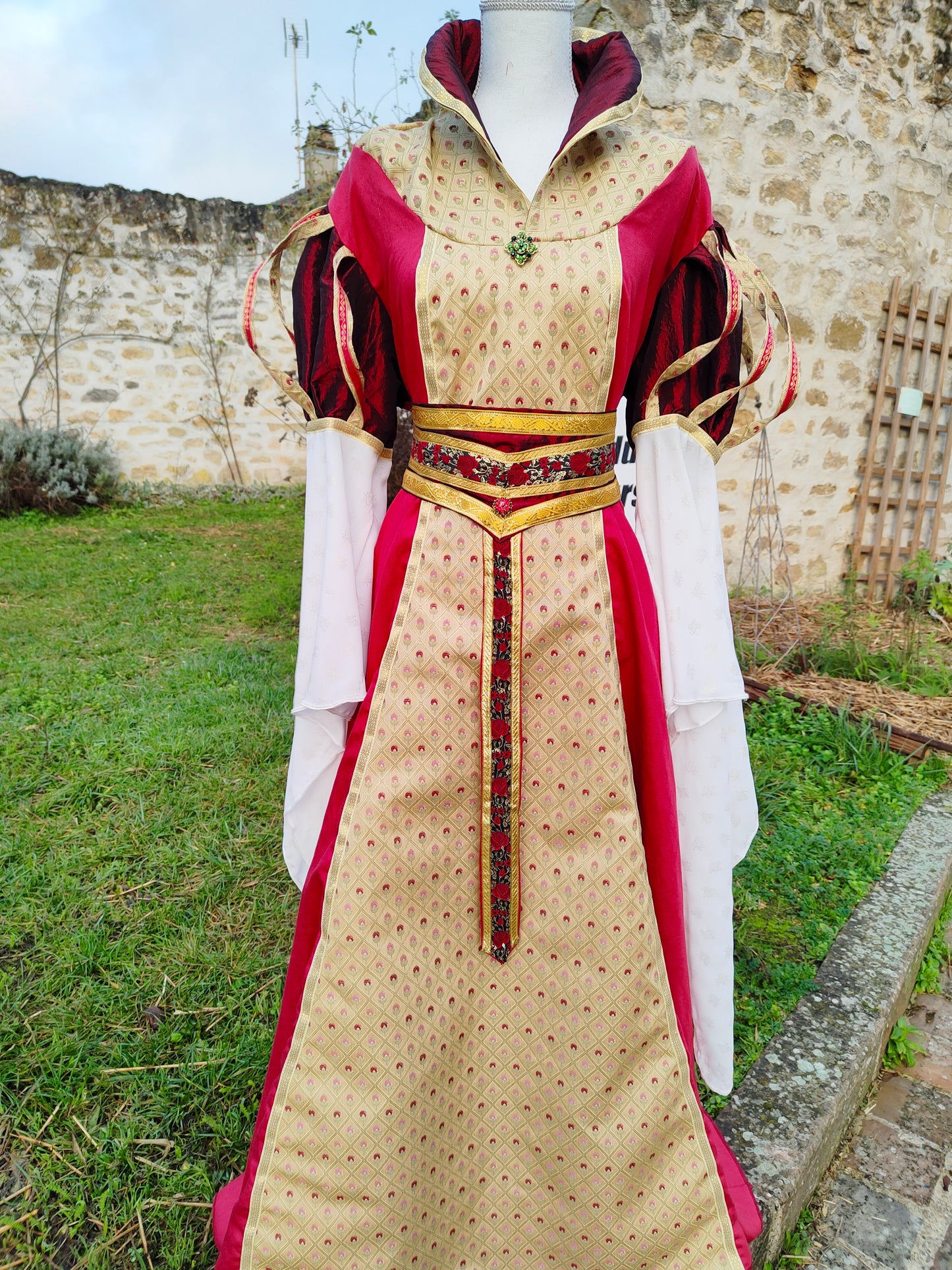 Robe Renaissance ou médiévale en lin bordeaux et jacquard doré boutons de robe, manches en mousseline