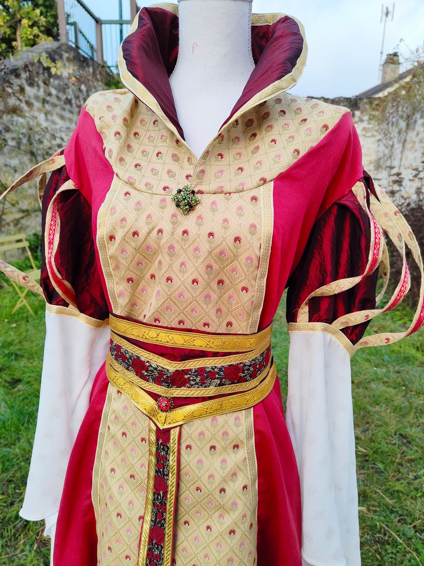 Robe Renaissance ou médiévale en lin bordeaux et jacquard doré boutons de robe, manches en mousseline