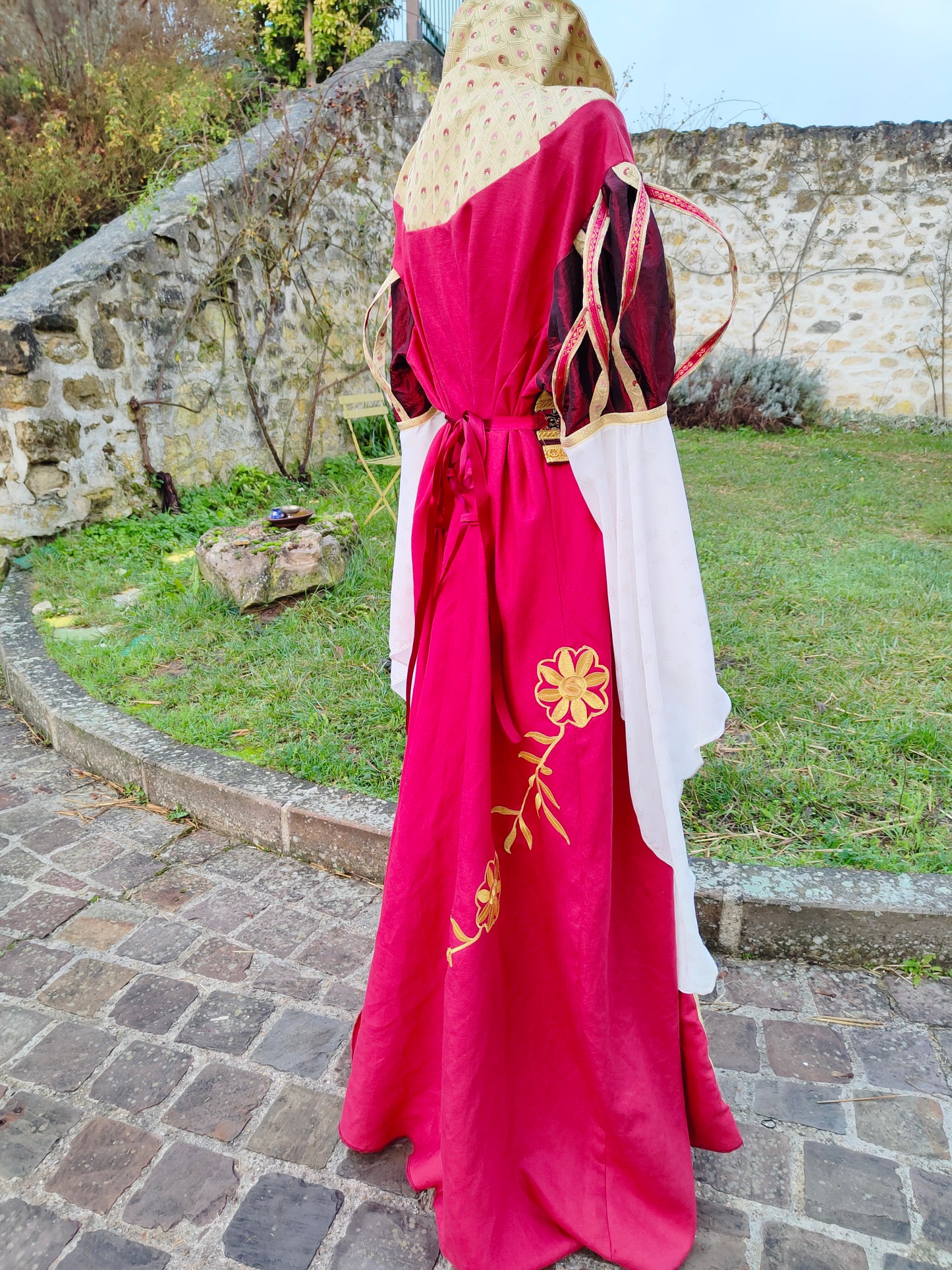 Robe Renaissance ou médiévale en lin bordeaux et jacquard doré boutons de robe, manches en mousseline