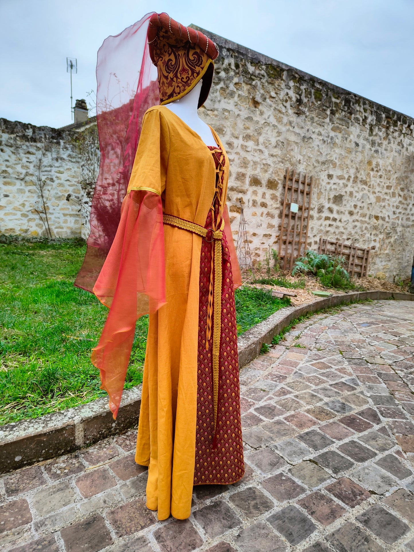 Robe médiévale en lin ocre et jacquard boutons de rose avec manches en mousseline