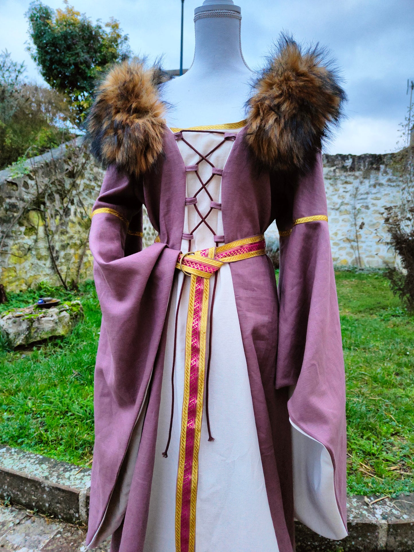 Robe médiévale en lin vieux rose avec grandes manches doublées et fausse-fourrure amovible au col, laçages devant et dos
