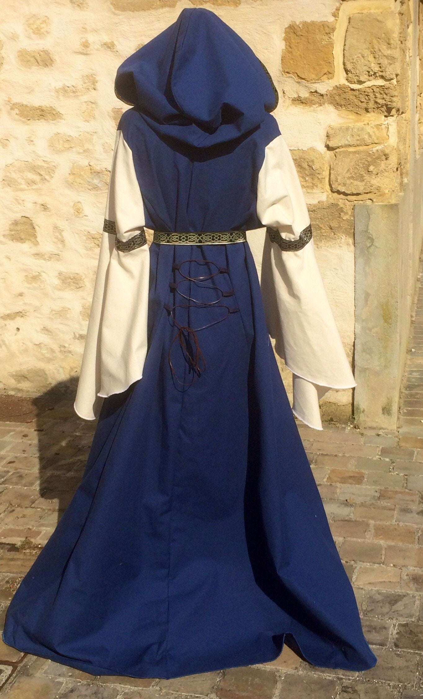 Robe médievale bicolore bleue et écrue avec capuche ceinture et grandes manches, costume elfique pour femme mariage médiéval, celtique