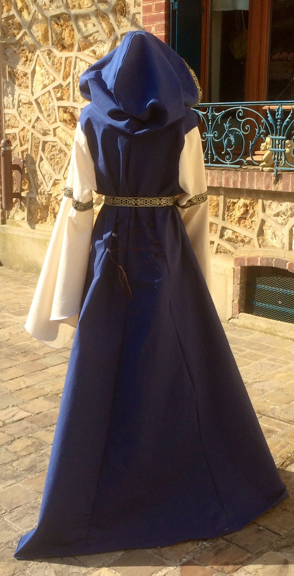 Robe médievale bicolore bleue et écrue avec capuche ceinture et grandes manches, costume elfique pour femme mariage médiéval, celtique