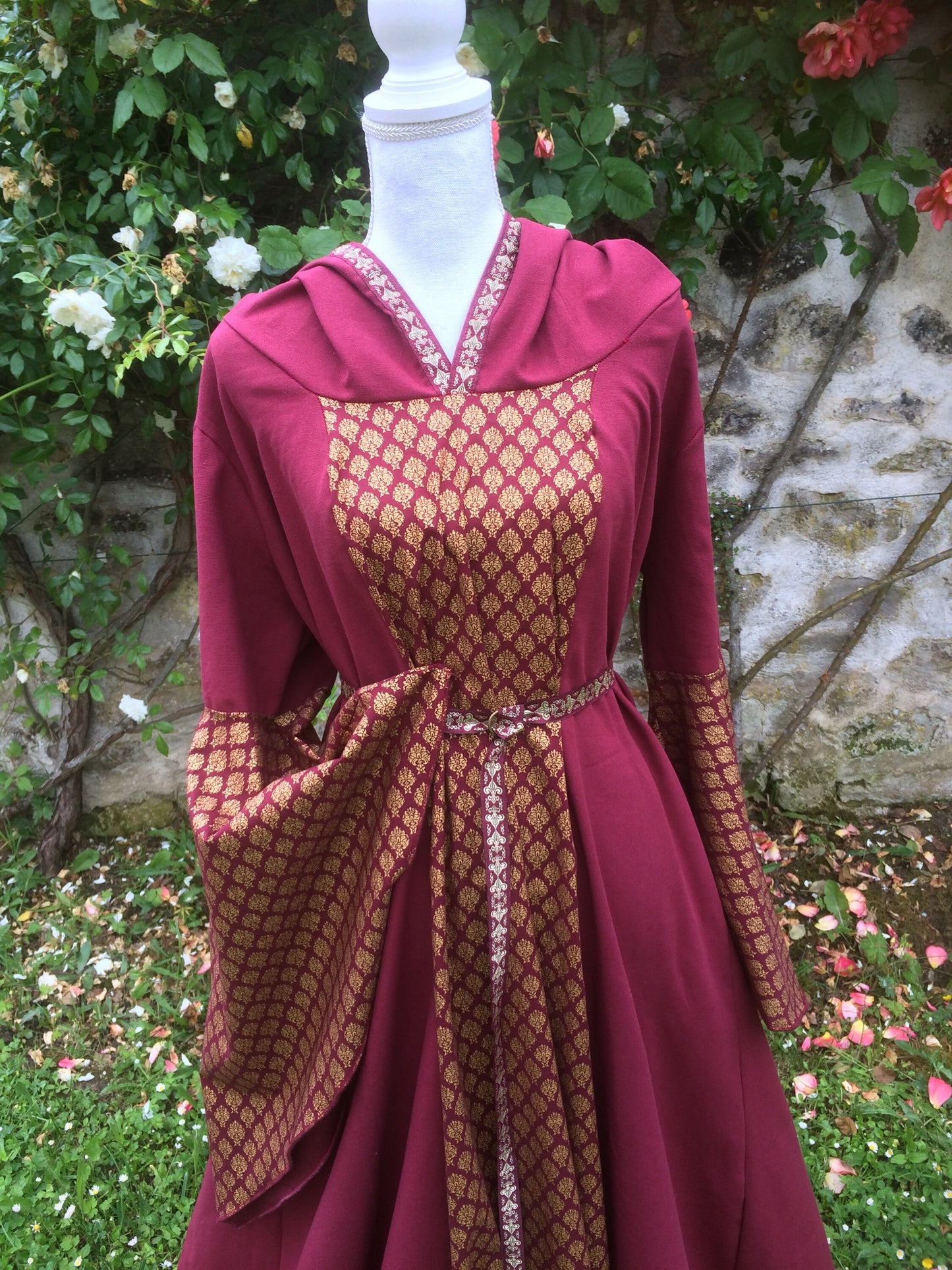 Robe médiévale ou elfique en lin avec grandes manches capuche et ceinture