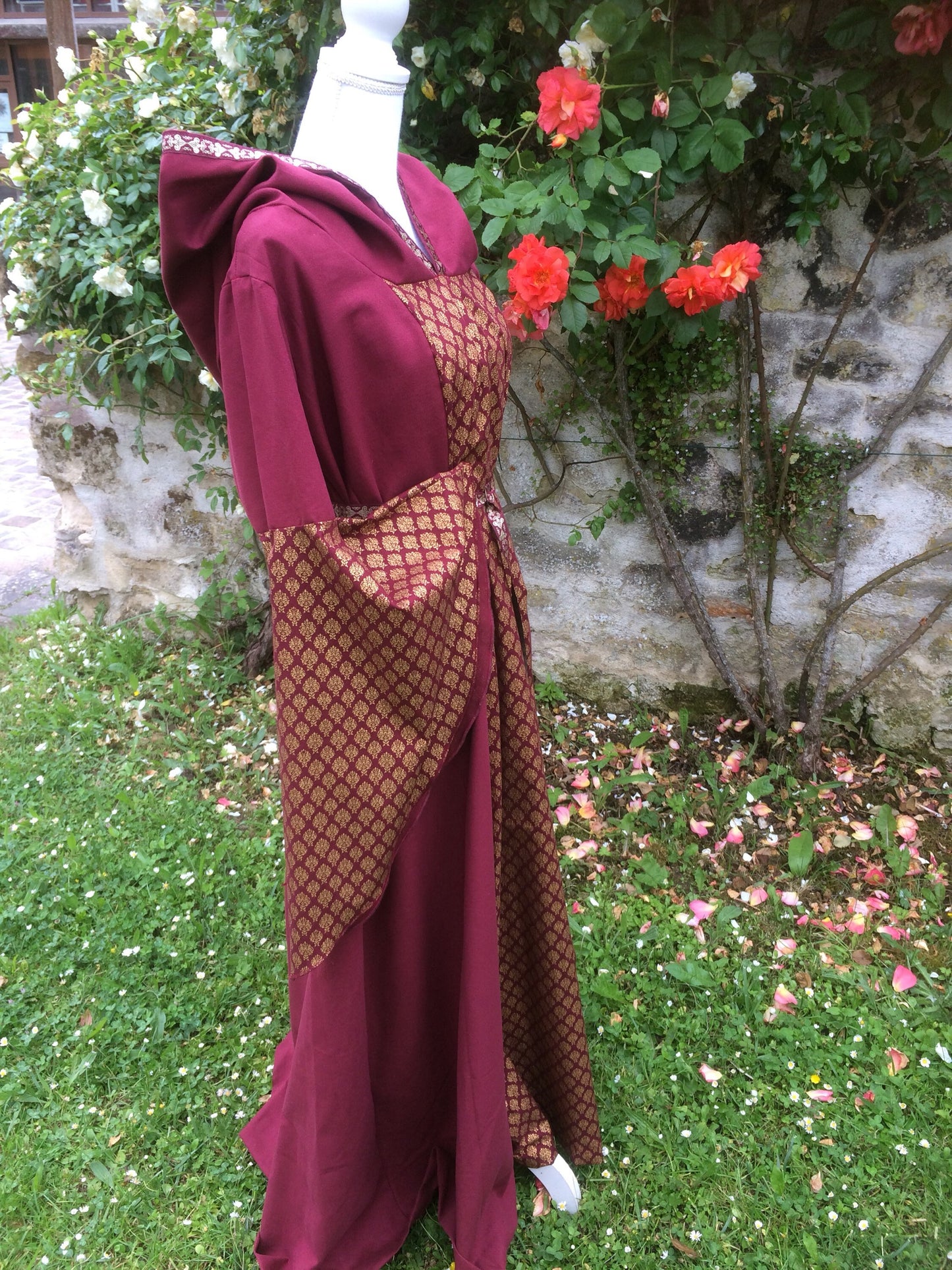 Robe médiévale ou elfique en lin avec grandes manches capuche et ceinture