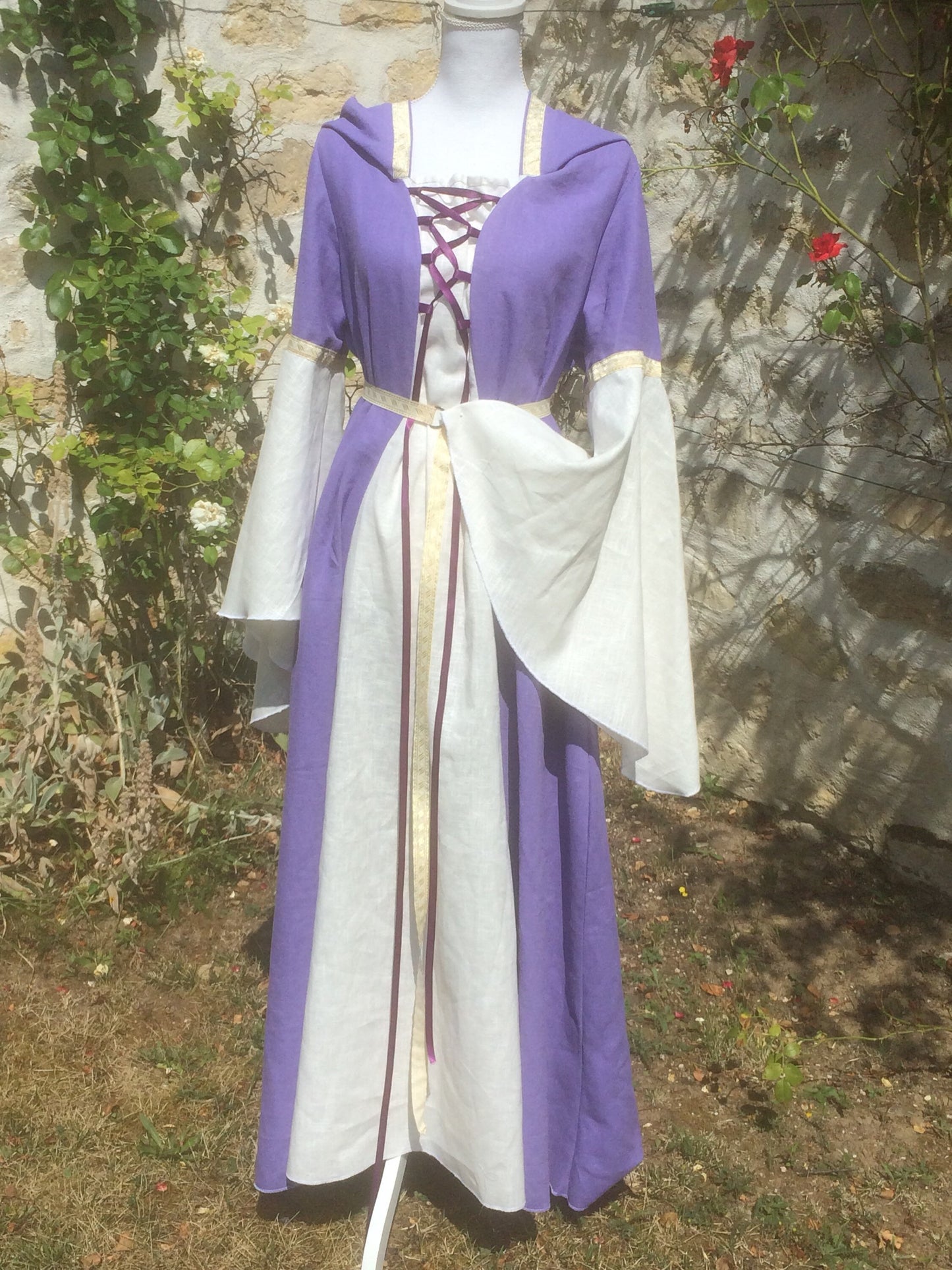 Robe médiévale en lin avec capuche mauve ou lila
