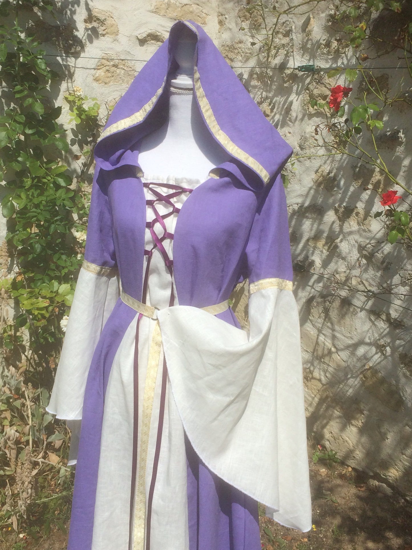 Robe médiévale en lin avec capuche mauve ou lila