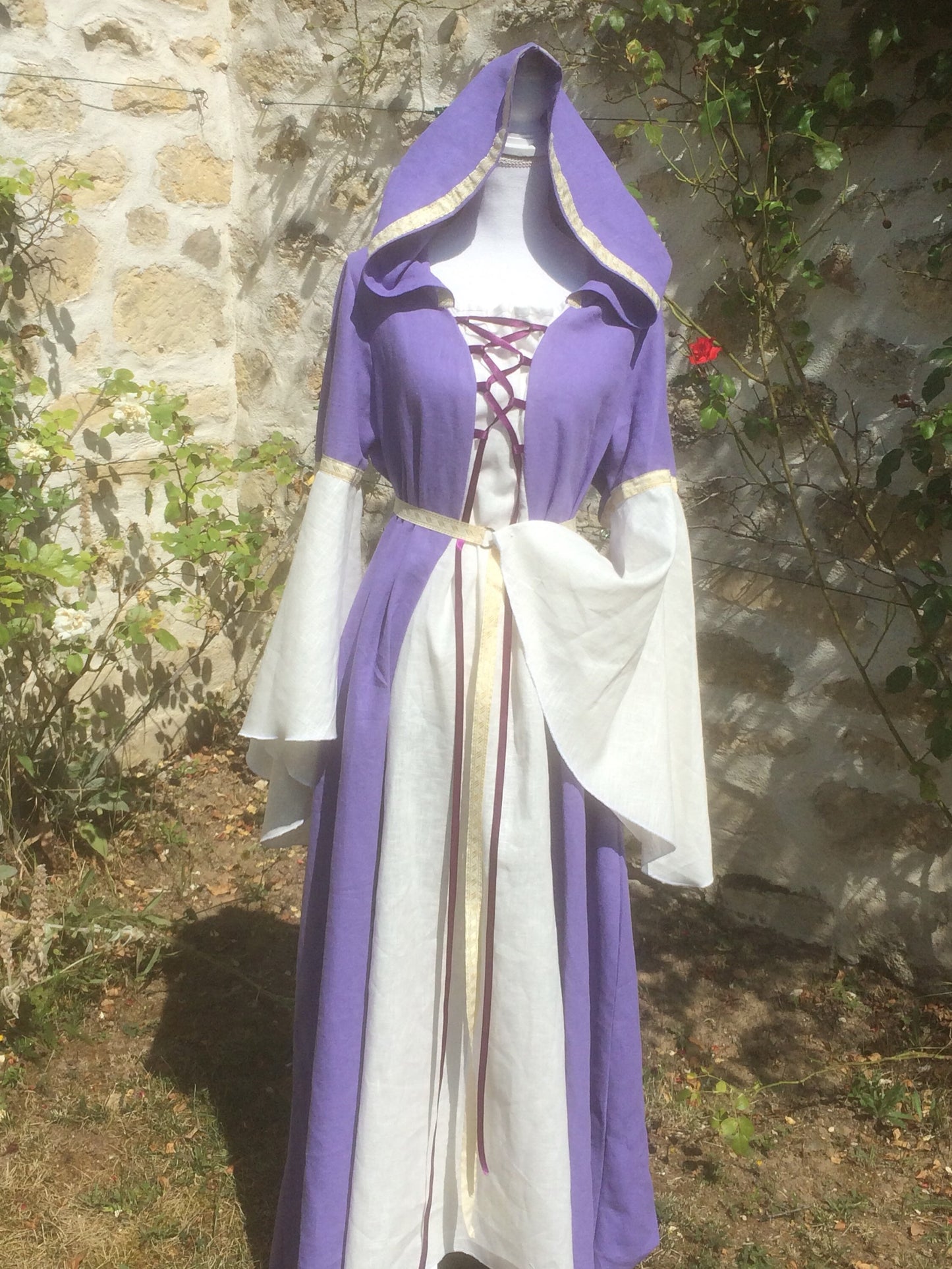 Robe médiévale en lin avec capuche mauve ou lila