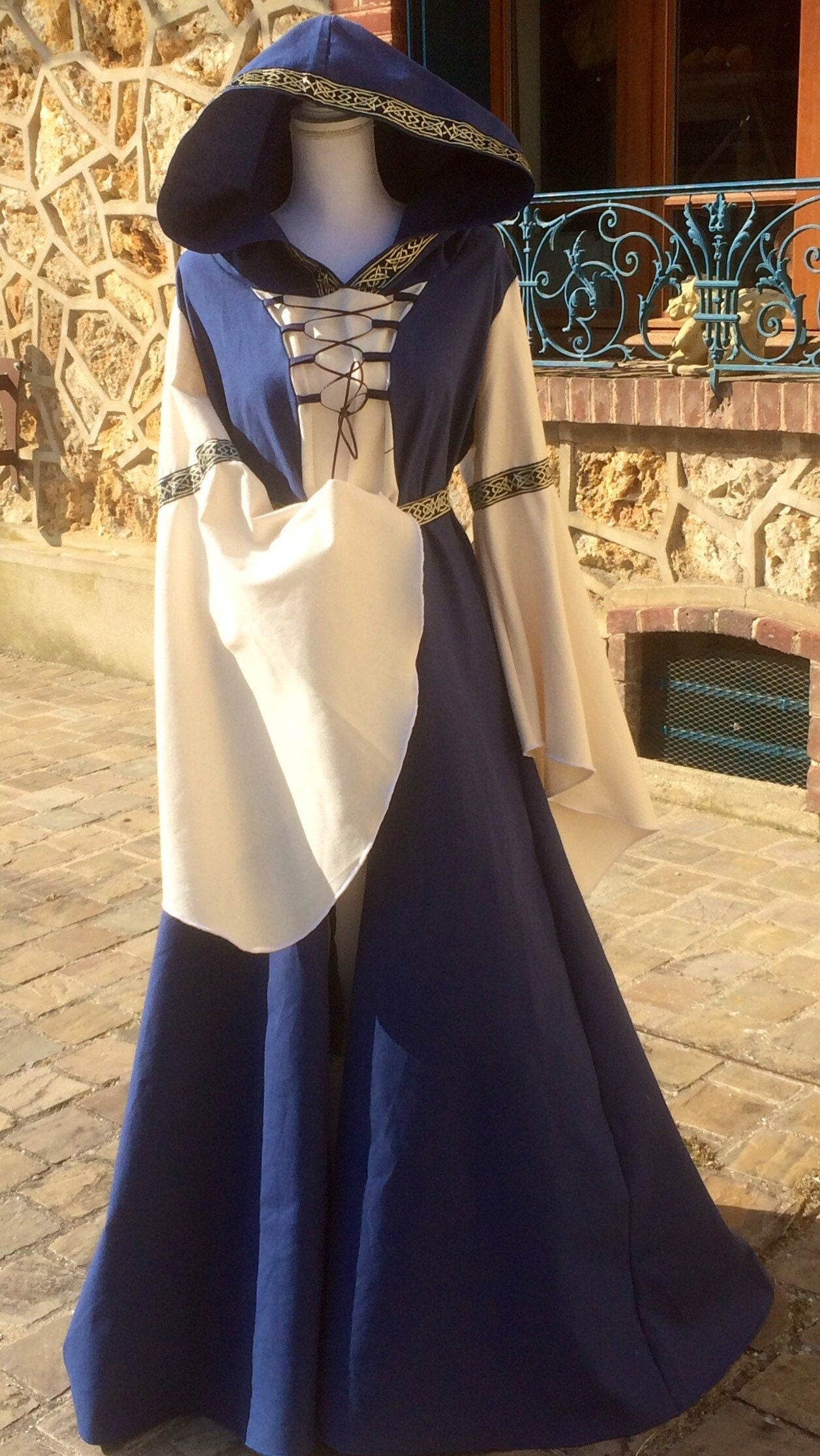 Robe médievale bicolore bleue et écrue avec capuche ceinture et grandes manches, costume elfique pour femme mariage médiéval, celtique