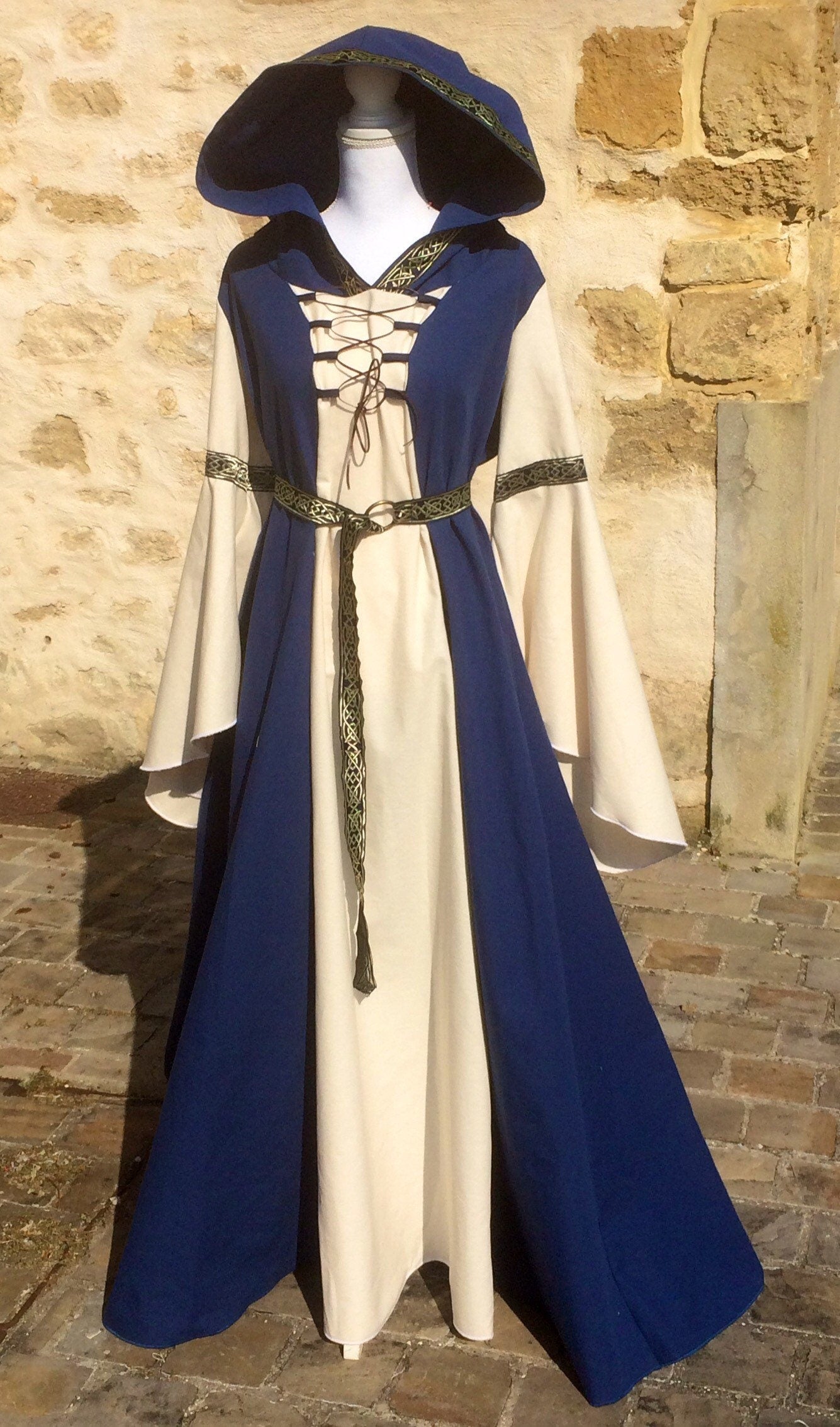 Robe médievale bicolore bleue et écrue avec capuche ceinture et grandes manches, costume elfique pour femme mariage médiéval, celtique