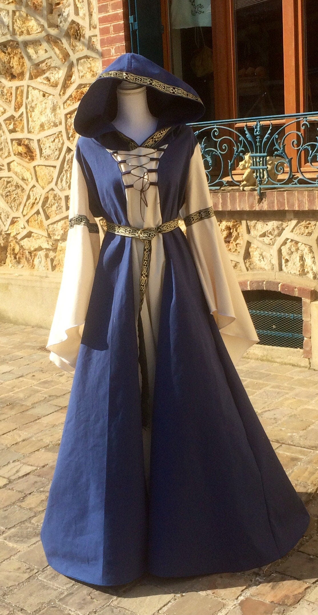 Robe médievale bicolore bleue et écrue avec capuche ceinture et grandes manches, costume elfique pour femme mariage médiéval, celtique