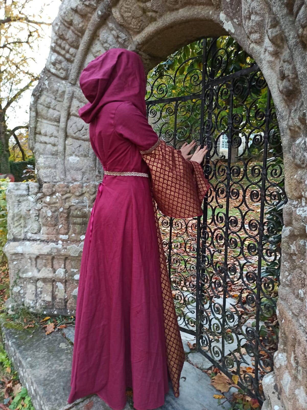 Robe médiévale ou elfique en lin avec grandes manches capuche et ceinture