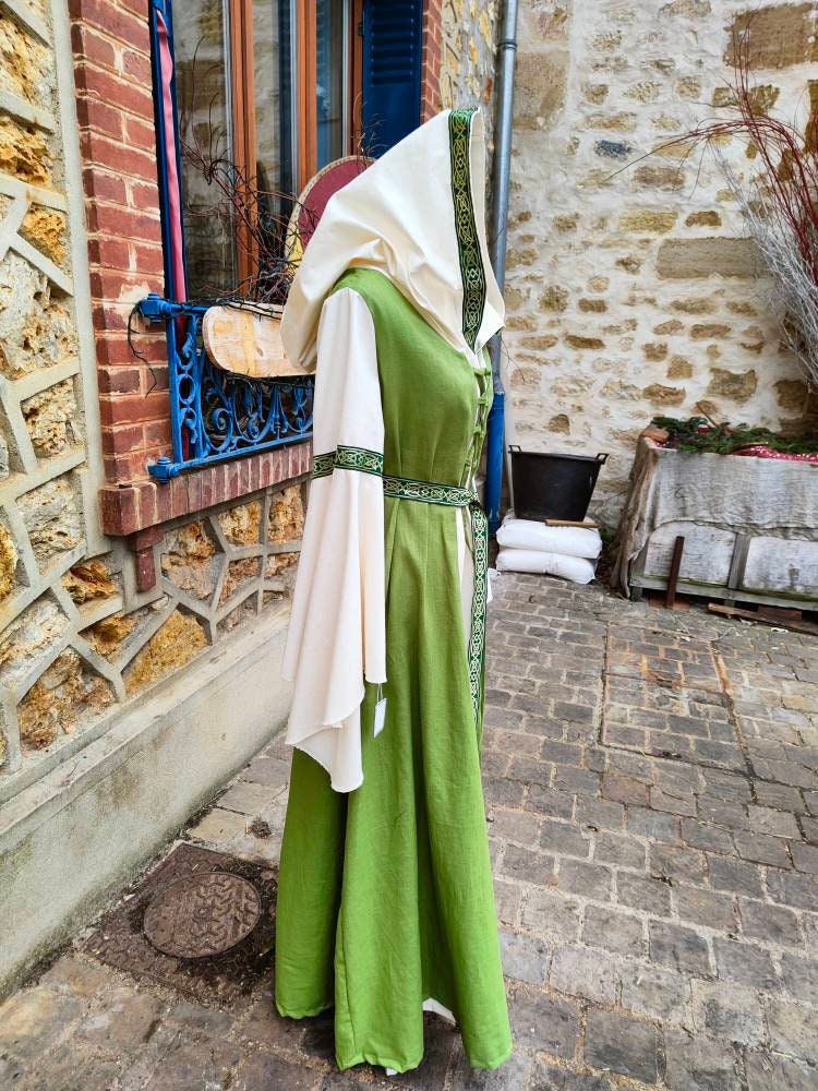 Robe elfique ou médievale verte et écrue en lin avec grande capuche ceinture et manches amples, costume pour femme mariage médiéval, celtique