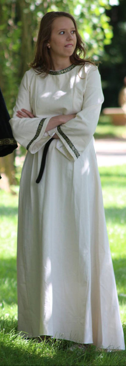 Robe XII eme/ XIII siécle pour femme