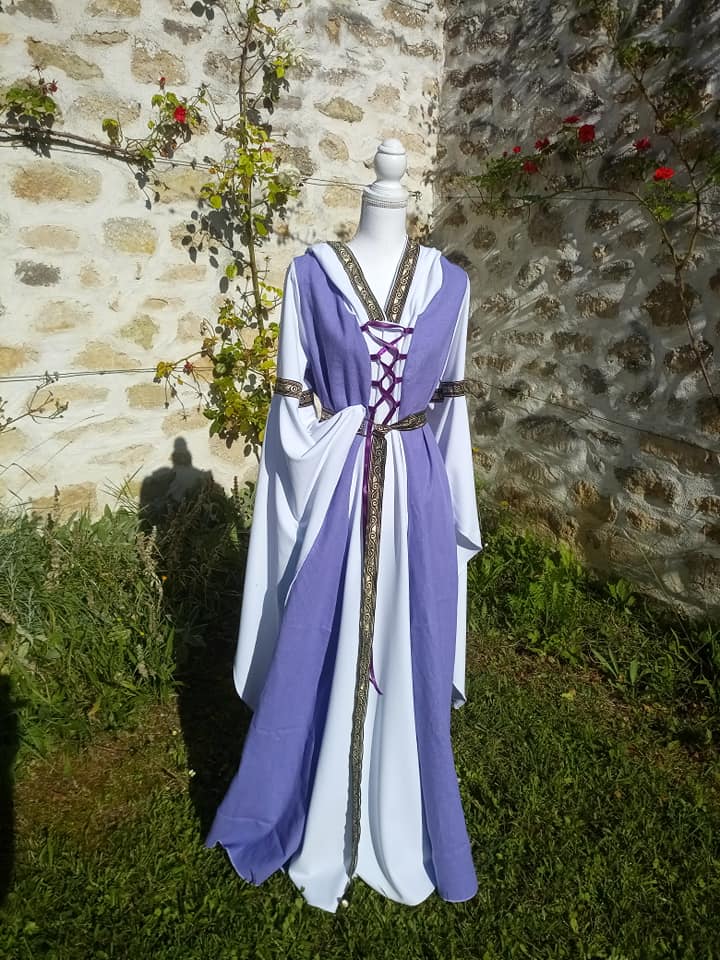 Robe médiévale en lin parme avec capûche et ceinture, taille unique 40/48