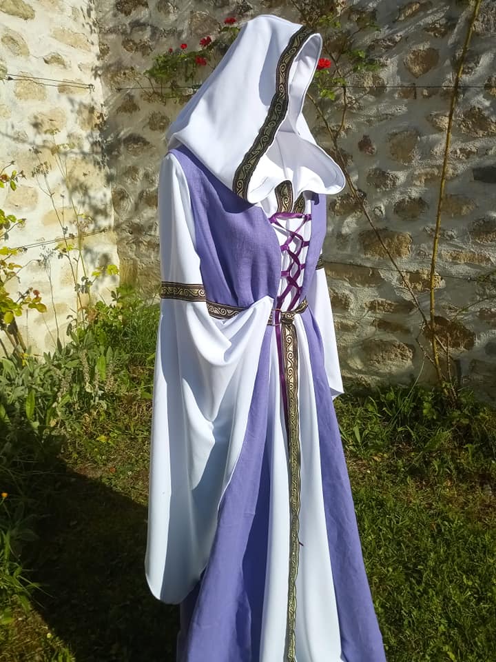 Robe médiévale en lin parme avec capûche et ceinture, taille unique 40/48