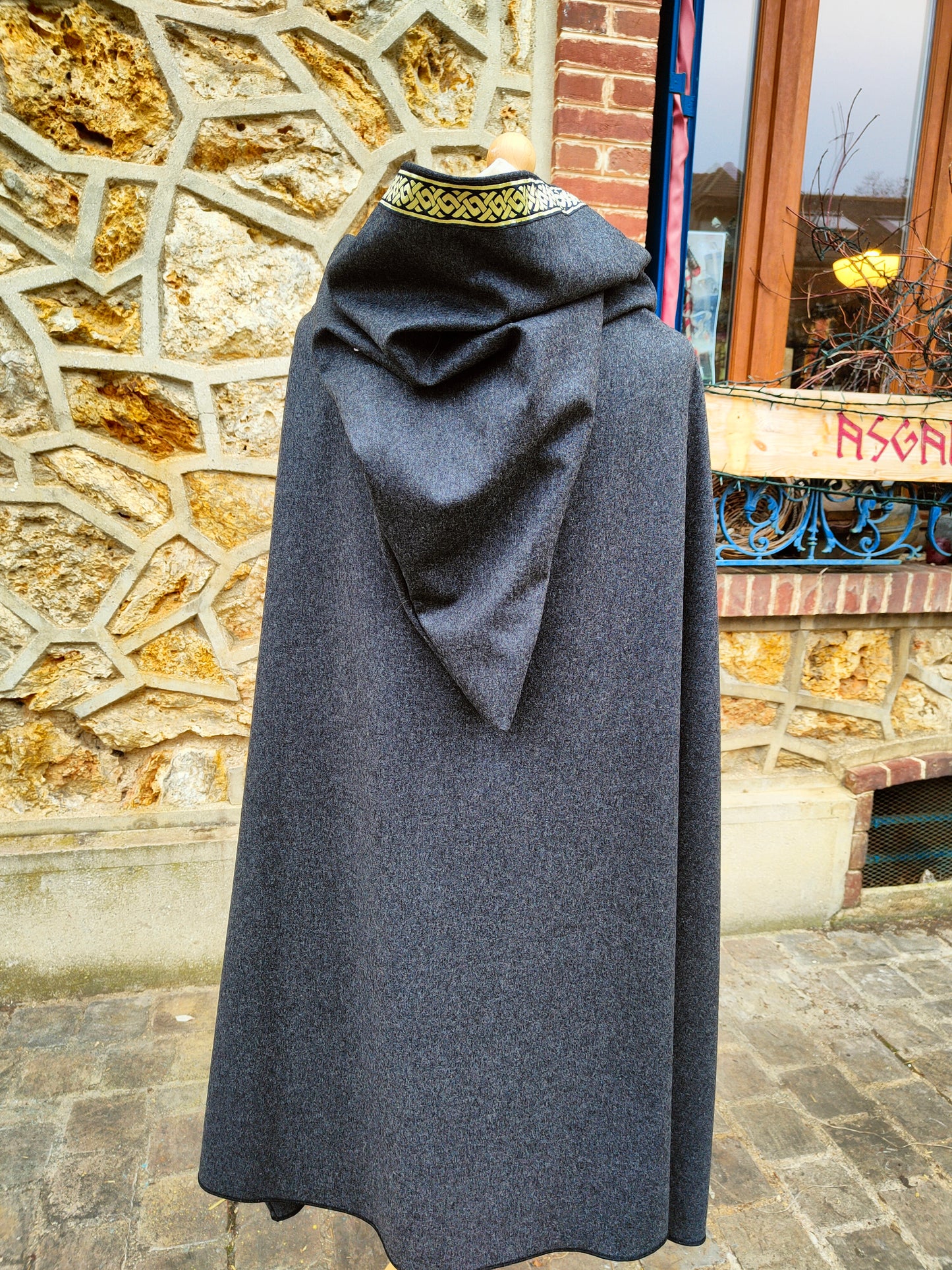 Cape médiévale noire en lainage avec galon celtique/nordique pour homme ou femme